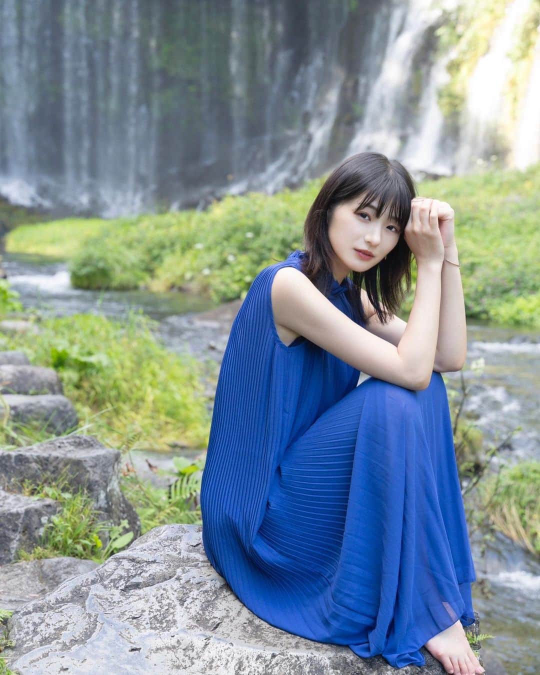 長谷川かすみのインスタグラム：「フォトブックの表紙写真公開！！ 10月1日(日)12:00〜発売開始です♪ いろんな長谷川をお楽しみに😌  https://hasekasuga.stores.jp  2023年10月21日(土) グッズのお渡し＆サイン会を開催します！  抽選期間 2023年10月1日12:00〜8日23:59まで https://passmarket.yahoo.co.jp/event/show/detail/02xceivqkra31.html」