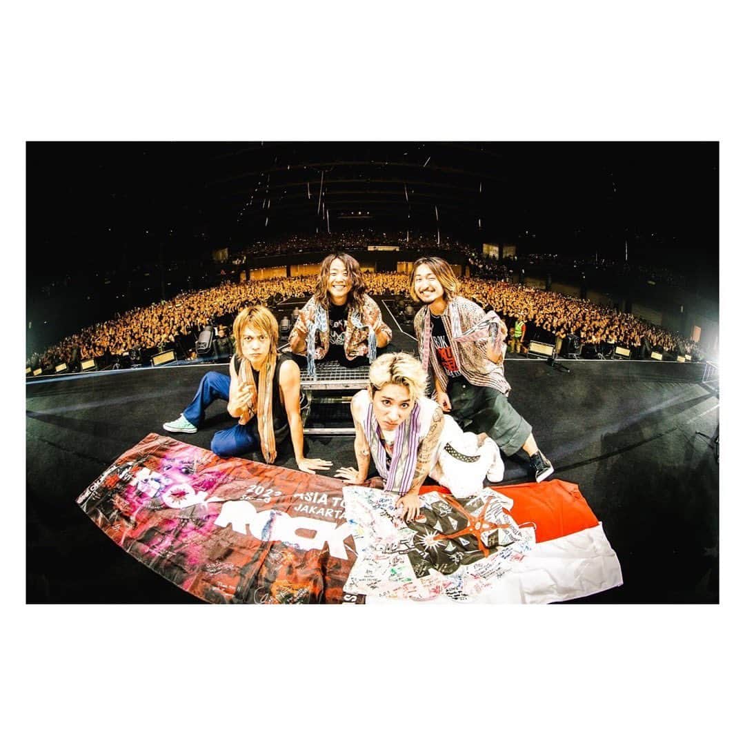 Ryota のインスタグラム：「Jakarta you guys were so loud last night😊It made me so emotional! Thank you!! I'm so excited to play show tonight too!!!  @ruihashimoto 📷」