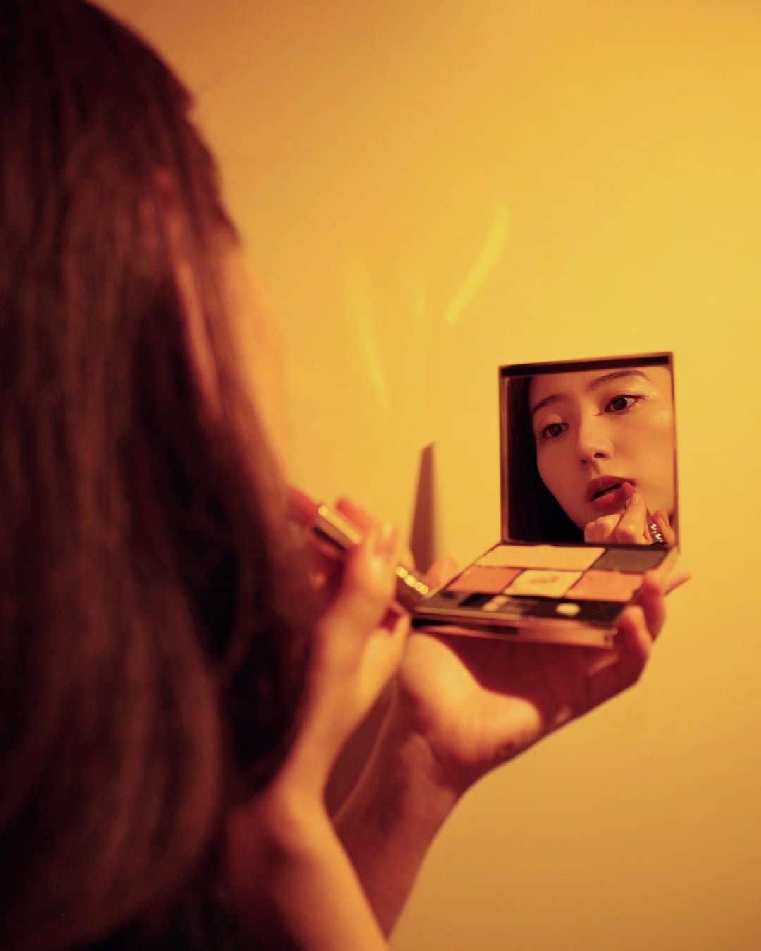高田里穂さんのインスタグラム写真 - (高田里穂Instagram)「芸術の秋には、洗練された美しさを。 ⁡ まるで、ルーヴル美術館に居るような 恍惚とした気分を味わえるアイテムに出逢いました ⁡ LANCÔME × LOUVRE 🇫🇷💄 ⁡ 「ルーヴル美術館」と「ランコム」。 フランスを象徴する２つの機関のスペシャルなコラボレーション「ルーヴル コレクシオン」 が 10月13日(金)に限定発売されます ⁡ ⁡ アイ＆フェイスパレット 「リシュリュー ウィング パレット」は 彫刻作品がエンボスされた5色が見事に調和されていて アートのような美しいパレットに仕上がっています。 ⁡ ランコムのアイコンリップ、 ラプソリュ ルージュ（限定パッケージ）は 時代を超えて愛され続ける名作をモチーフにしたパッケージと、ルーブル宮殿の建築美が刻まれた限定デザイン　 「ルーヴル コレクション」に昇華されました。 ⁡ 健康の女神、ヒュギエイアに着想を得た限定デザインは ランコムを象徴する美容液 「ジェニフィック アドバンスト N（限定パッケージ）」で。 ⁡ ⁡ このビューティーアイテムたちを使って 私も自分だけの美と芸術を、表現していきたいなぁ🎨 ⁡ 眺めているだけで、幸福感に包まれる。。。 ⁡ 🌹@lancomeofficial  @MuseeLouvre ⁡ ⁡ #ランコム  #ルーヴルコレクシオン #LancomexLouvre  #lancomemakeup  #PR」9月30日 14時00分 - riho__takada