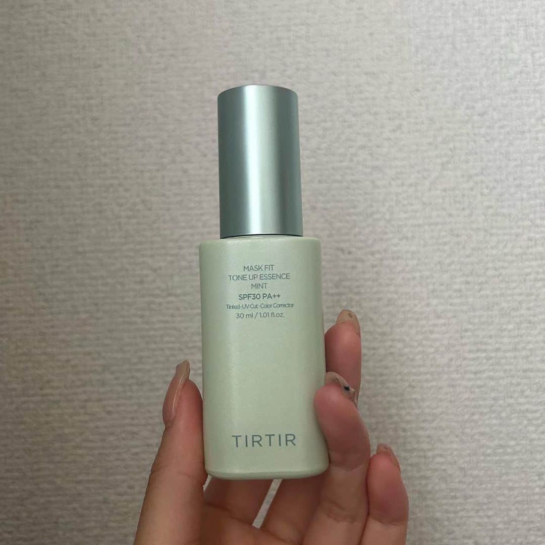 粕谷音のインスタグラム：「愛用品紹介ー⋆⸜💚⸝‍⋆  TIRTIRさんの下地ですっ！ のんは顔の赤みがすごく気になっていたからMINTにしたよー🍀  乾燥肌なんだけど保湿されてる感もあって最高🥲🥲   #TIRTIR」