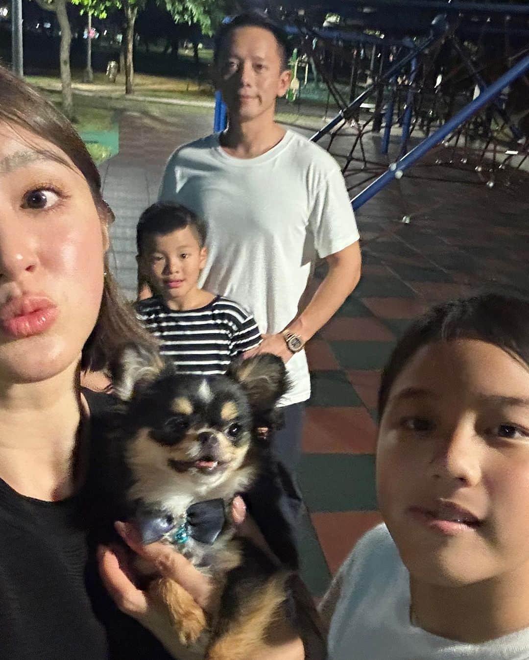 Grace葛瑞瑞さんのインスタグラム写真 - (Grace葛瑞瑞Instagram)「昨晚的中秋你們看月亮了嗎？ 我老公硬是在中秋當晚排了2人約會晚餐還好很早開始。 我們還能早早回家帶著孩子們出門賞月去。 嘻嘻鬧鬧的在月亮下拍了合照。 這個中秋🥮我們很幸福 一家團聚平安自在🫶🏼」9月30日 14時16分 - yungingrace