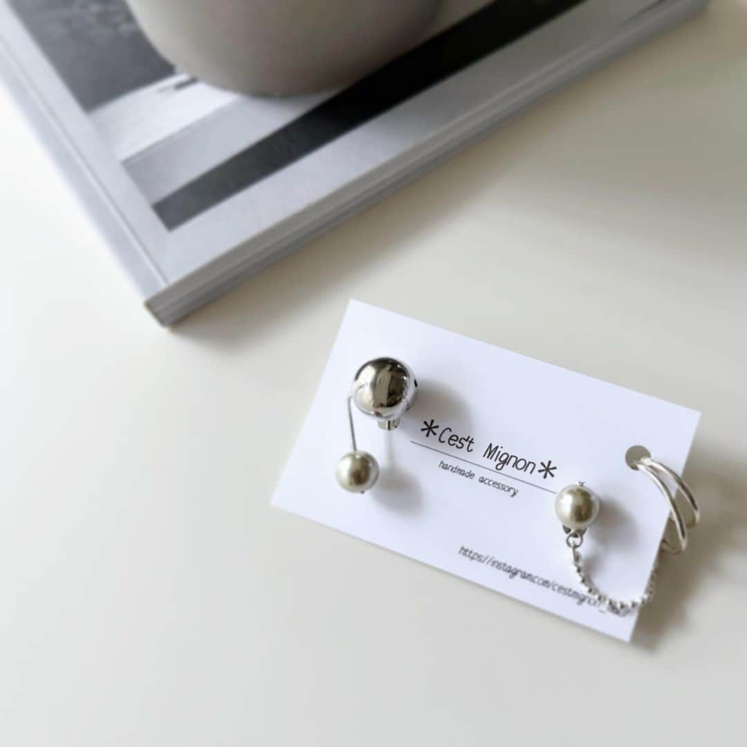 Ces't Mignonさんのインスタグラム写真 - (Ces't MignonInstagram)「本日9/30の21:00〜ハンドメイドアクセサリーの販売をさせて頂きます♡  ＊web shop＊ https://cestmignons2.thebase.in/ (上記日時まではwebshop 準備中の表記が出ます🙏)  イヤーアクセサリーはピアスタイプ、イヤリングタイプどちらもご用意がございます🥰  チタンポストやサージカルステンレスポストピアス、今回はSV925製のネックレスなど金属アレルギーが出にくいとされる素材のアクセサリーも追加しました🫶💕  着画や販売アイテムの詳細はストーリーに載せています♡ よかったらご覧下さいませ🥰  いつも本当にありがとうございます💓  #お洒落さんと繋がりたい#ootd#シンプルコーデ#きれいめコーデ#大人カジュアル#ユニクロコーデ#ジーユーコーデ#プチプラコーデ#ユニジョ#着回しコーデ#高身長コーデ#大人女子#handmade#handmadeaccessory#ハンドメイド#ハンドメイドアクセサリー#ピアス#イヤリング#ネックレス#淡水パール#シルバーアクセサリー#sv925」9月30日 14時11分 - cestmignon_mau