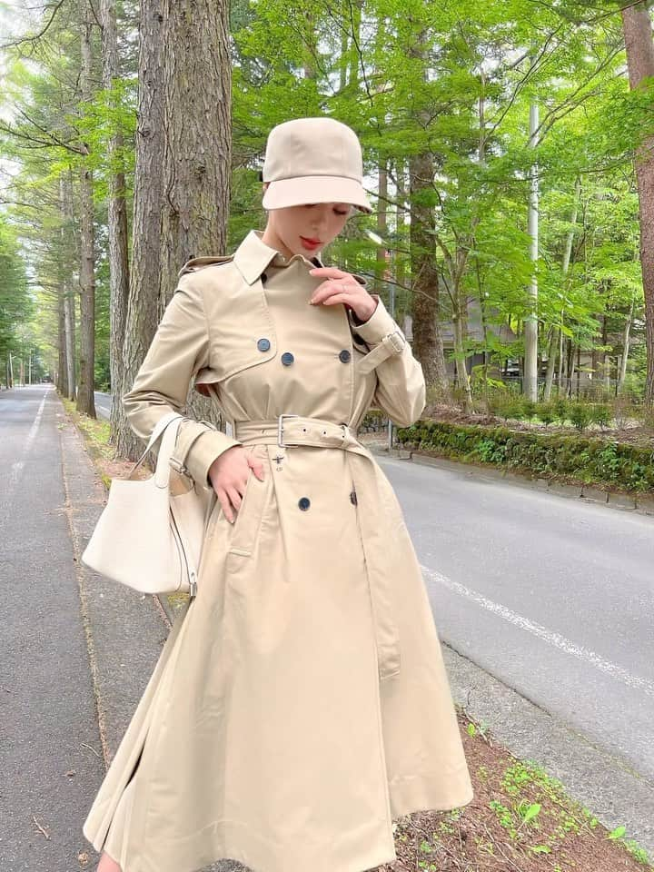 濱野りれのインスタグラム：「Classy moods in Karuizawa 🍁 Hat and Trench coat by DIOR  東京より気温が低いのでひと足先に トレンチコート🍂 軽井沢のマダムにみえる？🥰  #dior #diortrench #diortrenchcoat #trenchcoat #autumnfashion #picotin #picotin18 #autumnvibes #karuizawa #japantrip #luxuryfashion #luxurystyle #ディオール #トレンチコート #秋コーデ #秋服 #軽井沢 #大人コーデ #ピコタン #涼の音 #涼の音カフェ」