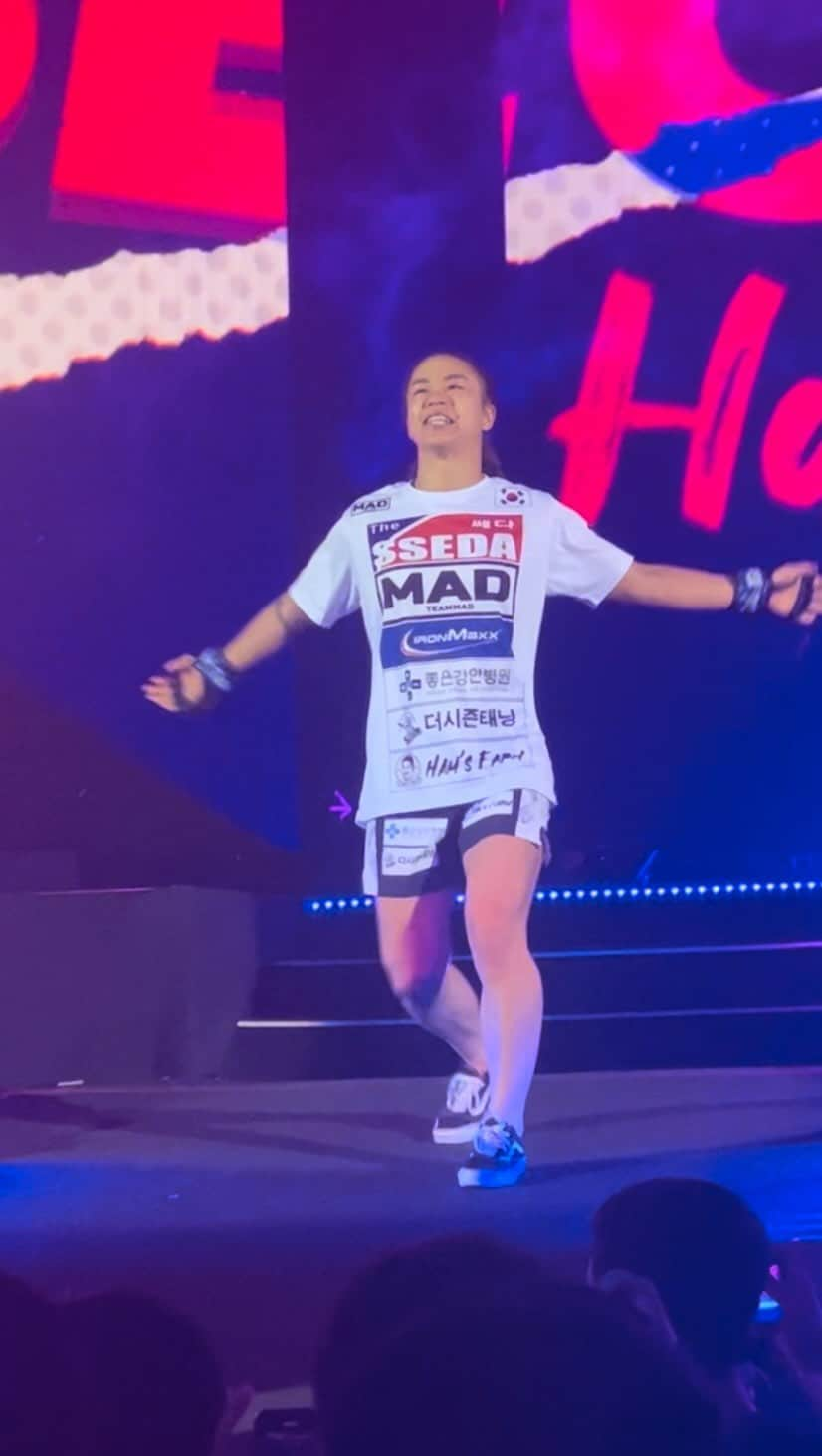 ハム・ソヒのインスタグラム：「@ham.zzang walkout - what an absolute legend of women’s MMA 🇰🇷 #onefightnight14」