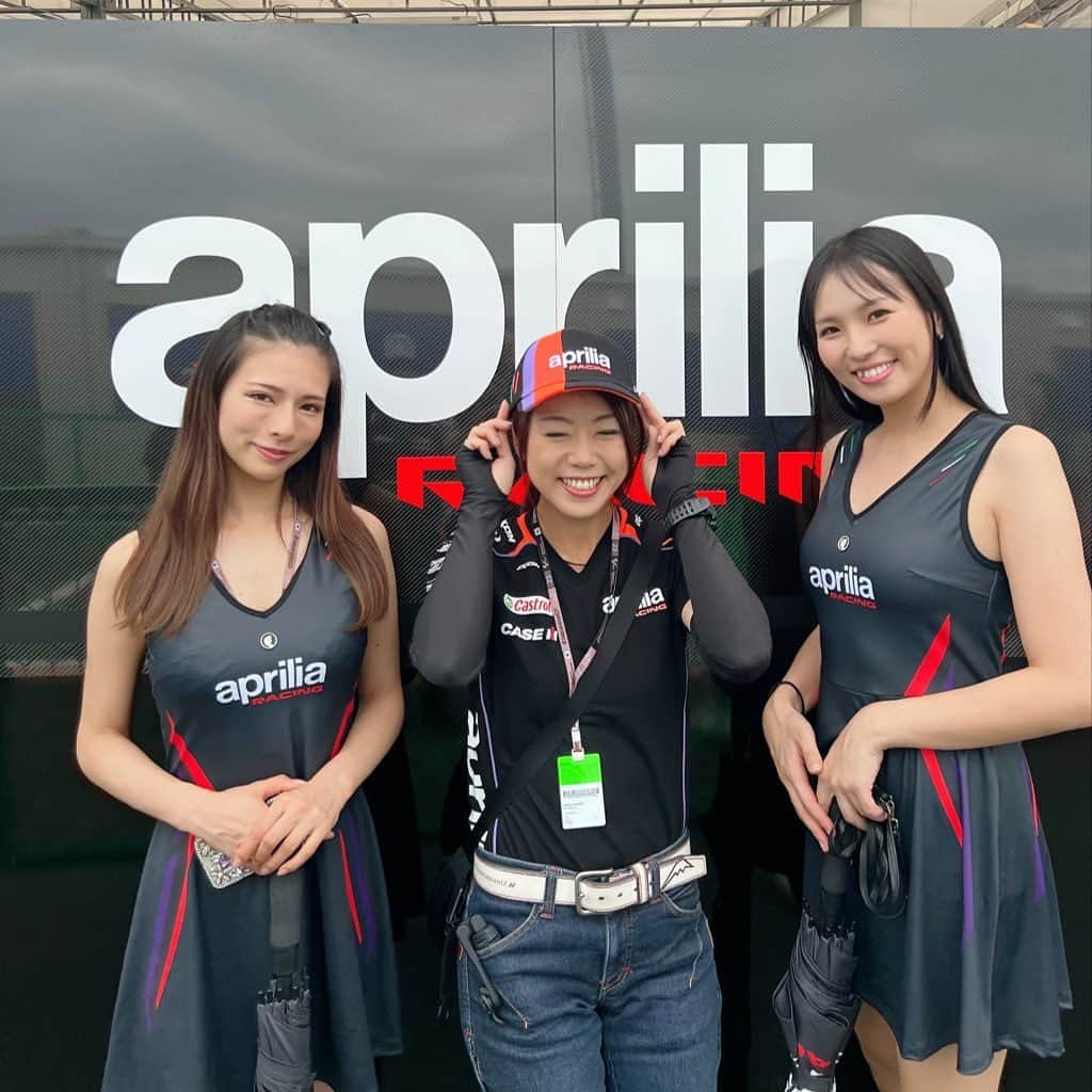 木村亜美のインスタグラム：「MotoGP日本グランプリ2023！aprilia Racingのアンブレラガールに囲まれてー！⛱✨️   #aprilia  #アプリリア #MotoGP   #葉月美優  #本川まあさ」