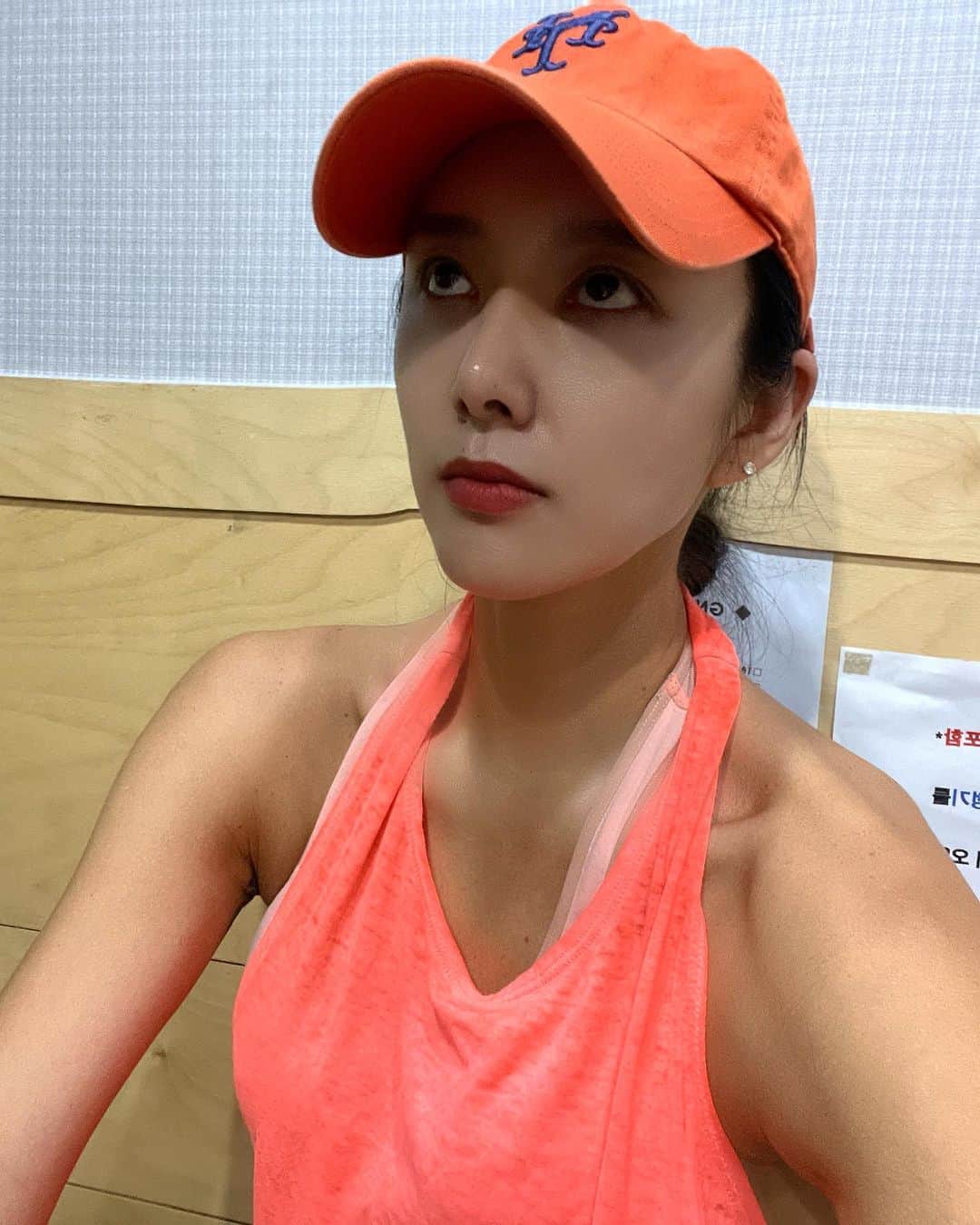 Areum Jungさんのインスタグラム写真 - (Areum JungInstagram)「왜 자꾸 해도 내 셀카같이 나오는건데???   결국 Epik 미국졸업사진 어플에 19800원 상납 후 깨달은 것 (한번할 때 6600원..)  👉🏽  1. 이것이 핫해진 이유는 이상하게 예쁘게 만들어주기 때문임..웃긴데 불쾌하지않게 하기때문에 돈을 쓰게 만듦.  2. 원래 노안이거나 찐하게 생겼으면 그냥 본인 셀카 채도랑 대비 쫌 높이면 이 앱처럼 나옵니다. (마지막이 오늘 셀카임 ㅋ) 하지마세요…뭐 사먹어 그냥.  3. 호기심이 과하면 돈을 허투루 날린다.  #19800원안녕 #epik」9月30日 14時26分 - areumjung