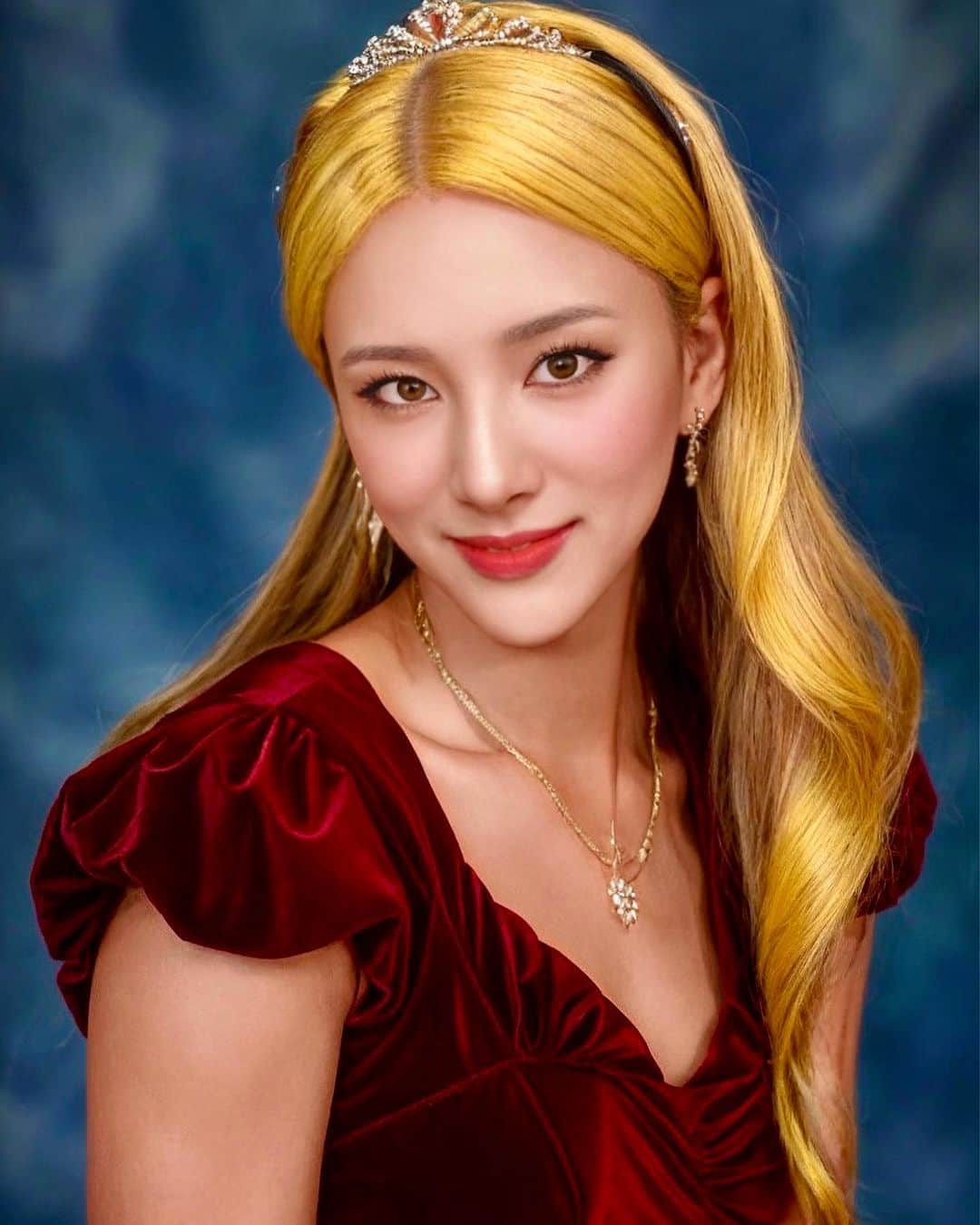 Areum Jungさんのインスタグラム写真 - (Areum JungInstagram)「왜 자꾸 해도 내 셀카같이 나오는건데???   결국 Epik 미국졸업사진 어플에 19800원 상납 후 깨달은 것 (한번할 때 6600원..)  👉🏽  1. 이것이 핫해진 이유는 이상하게 예쁘게 만들어주기 때문임..웃긴데 불쾌하지않게 하기때문에 돈을 쓰게 만듦.  2. 원래 노안이거나 찐하게 생겼으면 그냥 본인 셀카 채도랑 대비 쫌 높이면 이 앱처럼 나옵니다. (마지막이 오늘 셀카임 ㅋ) 하지마세요…뭐 사먹어 그냥.  3. 호기심이 과하면 돈을 허투루 날린다.  #19800원안녕 #epik」9月30日 14時26分 - areumjung