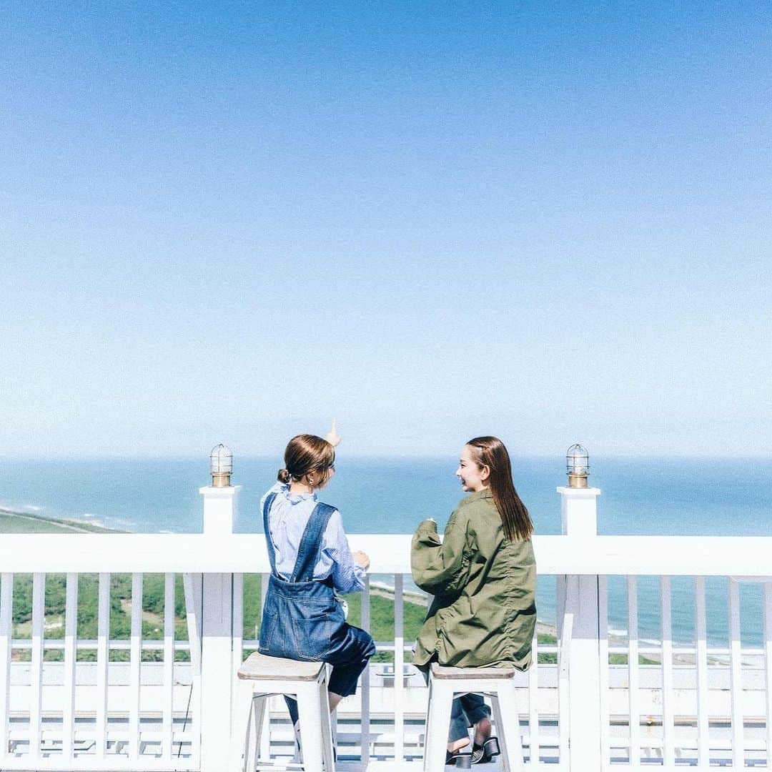 フェニックス・シーガイア・リゾートさんのインスタグラム写真 - (フェニックス・シーガイア・リゾートInstagram)「ホテルの屋上で非日常体験 * 地上154m、シェラトンご宿泊者限定でご利用いただける「屋上テラス席」。 海と空、緑豊かな黒松林の絶景を心ゆくまで楽しめるカウンター席と、絶景フォトを撮影できる「青への階段」をご用意しました。 青い海からの心地よい風をうけ、宮崎の太陽をより近くに感じることができ、まるで青い空へと続く素敵な一枚を撮影できます。 ------------------------------------- 屋上のテラス席ツアー概要  ■期間：10月1日（日）～11月30日（木） ■時間：①15:00～15:20　②15:30～15:50 ■定員：各回10名（定員に達し次第予約受付終了） ■料金：お一人様1,500円（3歳以下無料） 　　　　※クラブフロア宿泊プランゲストは無料 ■予約：アクティビティーセンター TEL.0985-21-1324 ※シェラトン宿泊者限定 ※前日17:00までの事前予約制 ※雨天時および既定の風速を超える場合は中止 ※43階から屋上（45階）までは非常階段をご利用いただきます -------------------------------------  #シーガイア #シェラトングランデオーシャンリゾート #リゾートなひととき #絶景シーガイア #絶景 #フォトスポット #青への階段 #ホテルの屋上 #屋上テラス #宿泊者限定 #宮崎旅行  ※写真はイメージです」9月30日 14時22分 - seagaia_official
