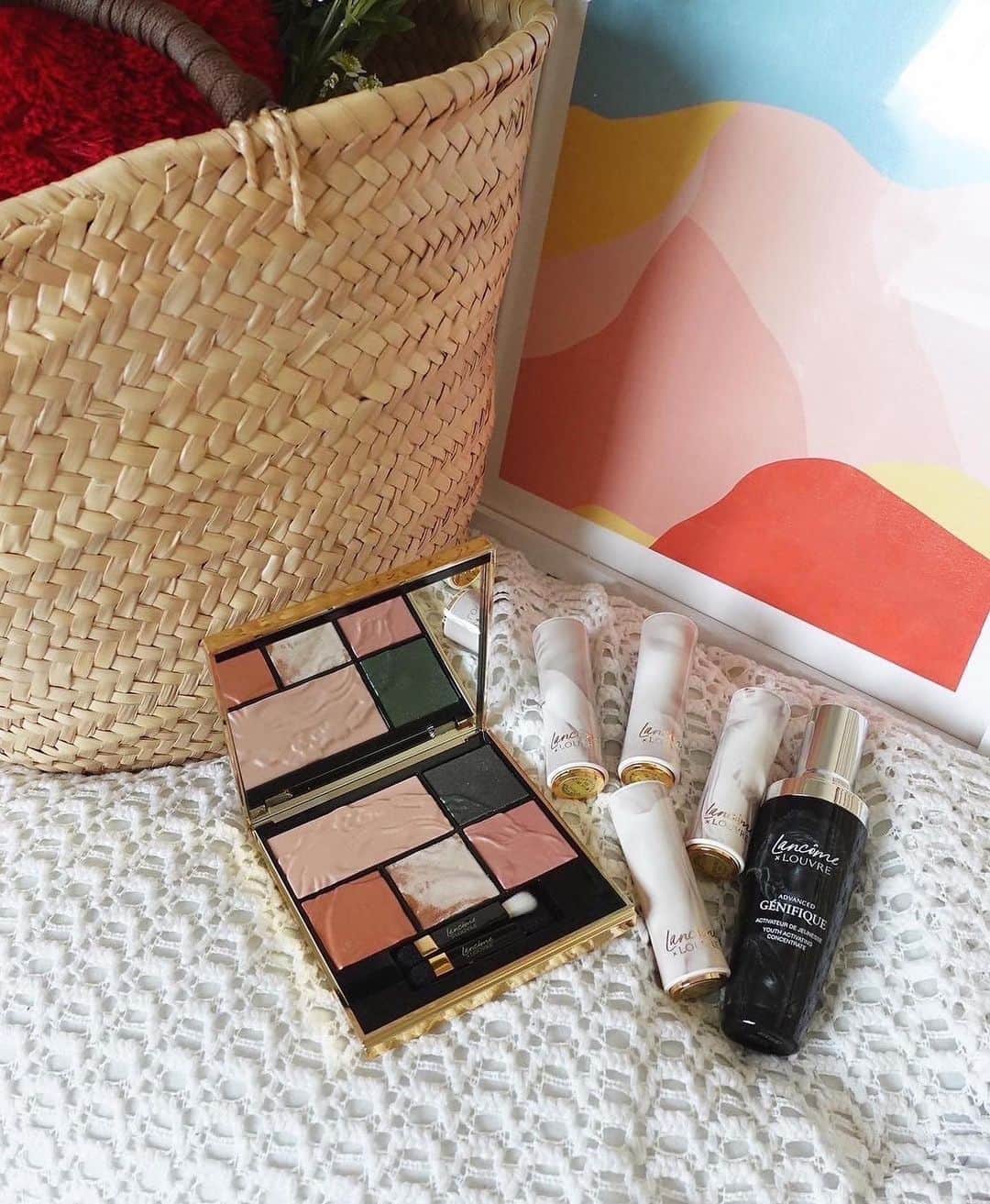 佐藤優津季のインスタグラム：「． 使うのを躊躇してしまうほどに美しいLANCÔME × LOUVRE COLLECTION...💫💫  ルーヴル美術館の9つの彫刻のコレクションからインスピレーションを受けた  ・リシュリュー ウィング パレット ・ラプソリュ ルージュ ドラママット (限定パッケージ) ・ジェニフィック アドバンスト N(限定パッケージ)  が、10月13日(金)から数量限定で発売されます🍷🍷✨  パッケージを開けた瞬間、使う瞬間、メイクをした後も...  ずっと美しい彫刻に触れてるようなそんな感覚にさせてくれるスペシャルなコレクション🖤🖤 @lancomeofficial @museelouvre #ランコム #ルーヴルコレクシオン #LancomexLouvre #lancomemakeup #PR」