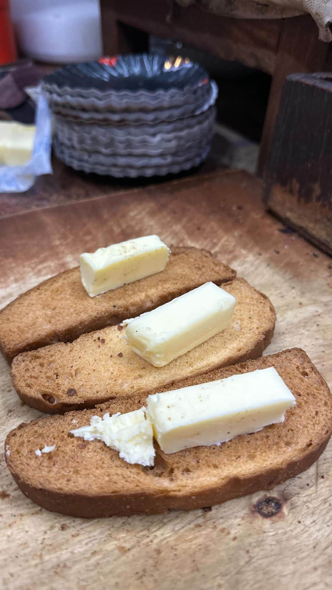 Karan Duaのインスタグラム：「Bread Butter Toh Bohot Khaya Hai But Agra Ka Famous Butter Rusk Pehli Bar Try Kiya 😂.   Aapka Kya Kehna Hai Iss Bare Mai ??  #dilsefoodie #food #butter #rusk #chai #agra」