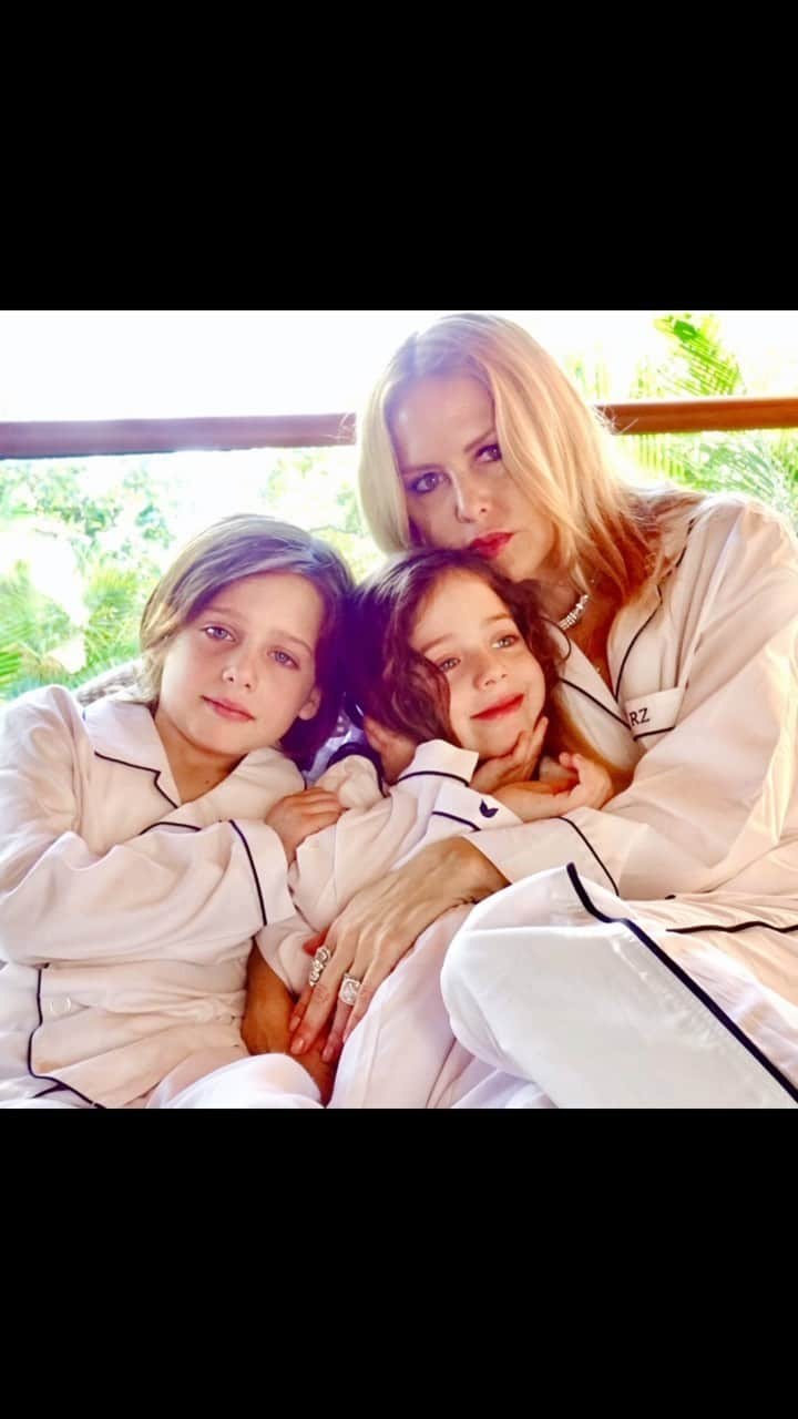 レイチェル・ゾーのインスタグラム：「Every day in my life is #nationalsonday because I have two magical little angels 👼 that chose me to be their Mommy. My heart is so full every single day 🙏🏻❤️ #boymom #grateful」