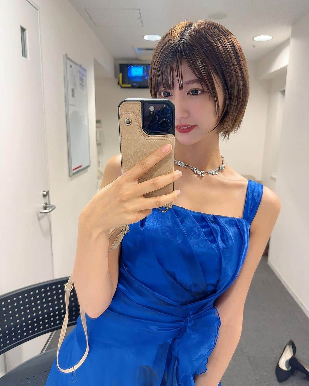 瀧山あかねさんのインスタグラム写真 - (瀧山あかねInstagram)「先日の社内イベントでドレスを👗  この時期は授賞式等でドレスを着ることが 増えてきます🎤✨  後ろに雑に置かれた靴に性格が出ていますね... (靴は自分のものです)  さてと今日はボート生放送です！ 毎日が目まぐるしく進んでいます、気づいたら今年が終わりそうです。」9月30日 14時34分 - takiyama_akane