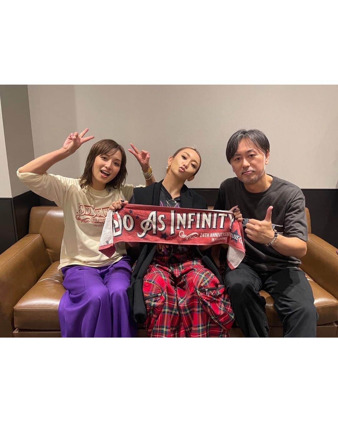 倖田來未さんのインスタグラム写真 - (倖田來未Instagram)「. 昨日、Do As Infinityの24th Anniversaryライブへ！！ いつも、お二人とも「おーーーこうだーー」と、楽屋へ歓迎してくださいます😭なんてええ先輩なんやーー ⁡ 昔から変わらず、音楽へまっすぐなお2人と変わらぬ笑顔！！ ⁡ ライブを見ていて色褪せない楽曲たちで、それを完璧に演奏・歌唱するお二人。 ⁡ みんなを魅了する作品をこれだけ持ってるってほんますごいですよね。。 羨ましすぎますっっ！！！ ⁡ 見逃したって方は、ぜひU-NEXTで見てください！！ マジでかっこよなんで！ ⁡ ばんちゃん and りょーくん！ ほんまおめでとうございました！！！ かっこいい先輩の背中をおっかけまーす！！！ ⁡ #DoAsInfinity #24th #anniversary #kodakumi #倖田來未」9月30日 14時36分 - kodakumi_official