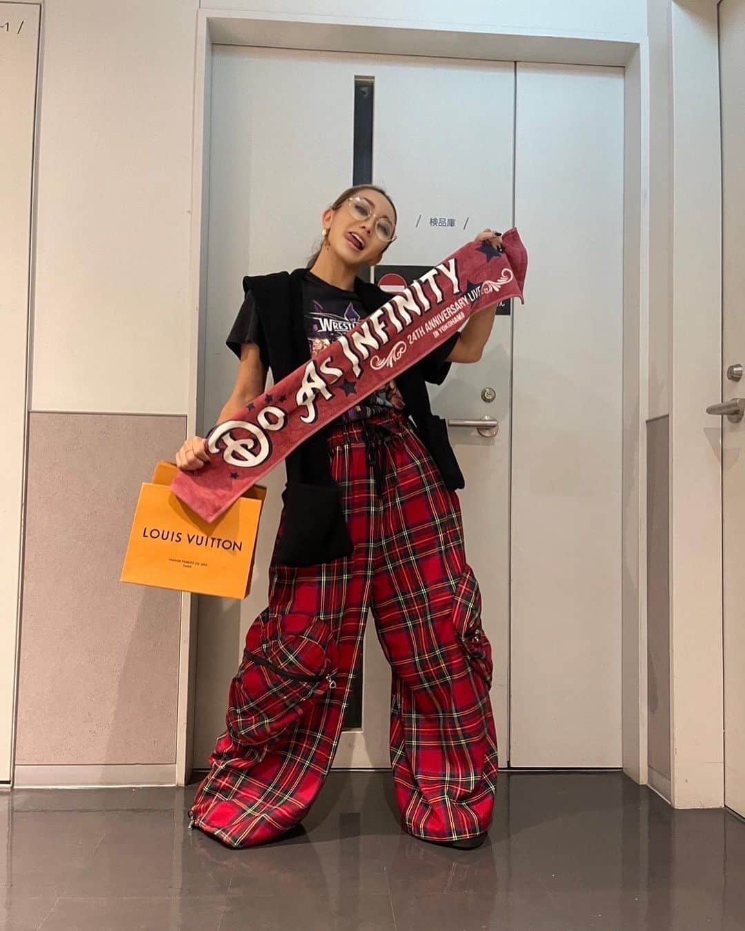 倖田來未さんのインスタグラム写真 - (倖田來未Instagram)「. 昨日、Do As Infinityの24th Anniversaryライブへ！！ いつも、お二人とも「おーーーこうだーー」と、楽屋へ歓迎してくださいます😭なんてええ先輩なんやーー ⁡ 昔から変わらず、音楽へまっすぐなお2人と変わらぬ笑顔！！ ⁡ ライブを見ていて色褪せない楽曲たちで、それを完璧に演奏・歌唱するお二人。 ⁡ みんなを魅了する作品をこれだけ持ってるってほんますごいですよね。。 羨ましすぎますっっ！！！ ⁡ 見逃したって方は、ぜひU-NEXTで見てください！！ マジでかっこよなんで！ ⁡ ばんちゃん and りょーくん！ ほんまおめでとうございました！！！ かっこいい先輩の背中をおっかけまーす！！！ ⁡ #DoAsInfinity #24th #anniversary #kodakumi #倖田來未」9月30日 14時36分 - kodakumi_official