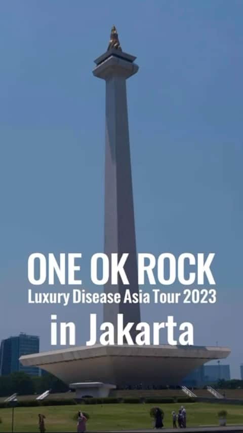 Tomoyaのインスタグラム：「それにしても単独公演10年振りとは。 10年。10年。。。 10という数字には、時を振り返る魔法があるように思う いろいろ考えさせられる数字だが、 変わらないことは、今でも前を向いて歩いているということ。 すごく幸せなことだと思う。  今日も、今日しか味わうことのできない幸せを感じよう。  ONE OK ROCK - ASIA TOUR in Jakarta Day 1 (Recap)  #ONEOKROCK #LuxuryDisease #tour #Jakarta」
