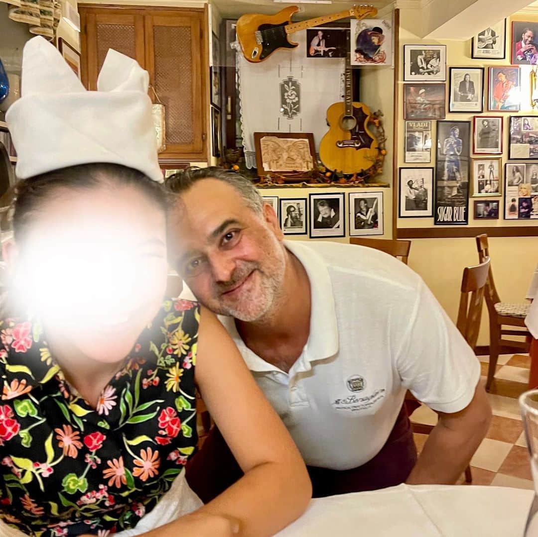 三浦瑠麗さんのインスタグラム写真 - (三浦瑠麗Instagram)「ヴェローナのTrattoria Al Bersagliere @bersaglierevr で晩ごはん。 気さくで親切なスタッフの方には、日本語が流暢な留学経験のある方も。 頼んだお料理は、BACCALÀ MANTECATO 、BURRATA CON POMODO CUORE DI BUE 、BIGOLI CON ANITRA、COSTOLETTE D'AGNELLOなど。 マスターに選んでいただいたアマローネのワインも美味しかった。 地下のセラーも見せていただきました。なんとジャパニーズ・ウイスキーも硝子棚に飾ってありました。 ヴェローナを訪れる方がいらっしゃったらぜひお立ち寄りを。 Enoteca Via dietro Pallone, 1 – 37121 – Verona」9月30日 14時41分 - lullymiura