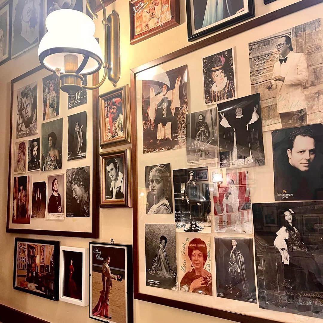 三浦瑠麗さんのインスタグラム写真 - (三浦瑠麗Instagram)「ヴェローナのTrattoria Al Bersagliere @bersaglierevr で晩ごはん。 気さくで親切なスタッフの方には、日本語が流暢な留学経験のある方も。 頼んだお料理は、BACCALÀ MANTECATO 、BURRATA CON POMODO CUORE DI BUE 、BIGOLI CON ANITRA、COSTOLETTE D'AGNELLOなど。 マスターに選んでいただいたアマローネのワインも美味しかった。 地下のセラーも見せていただきました。なんとジャパニーズ・ウイスキーも硝子棚に飾ってありました。 ヴェローナを訪れる方がいらっしゃったらぜひお立ち寄りを。 Enoteca Via dietro Pallone, 1 – 37121 – Verona」9月30日 14時41分 - lullymiura