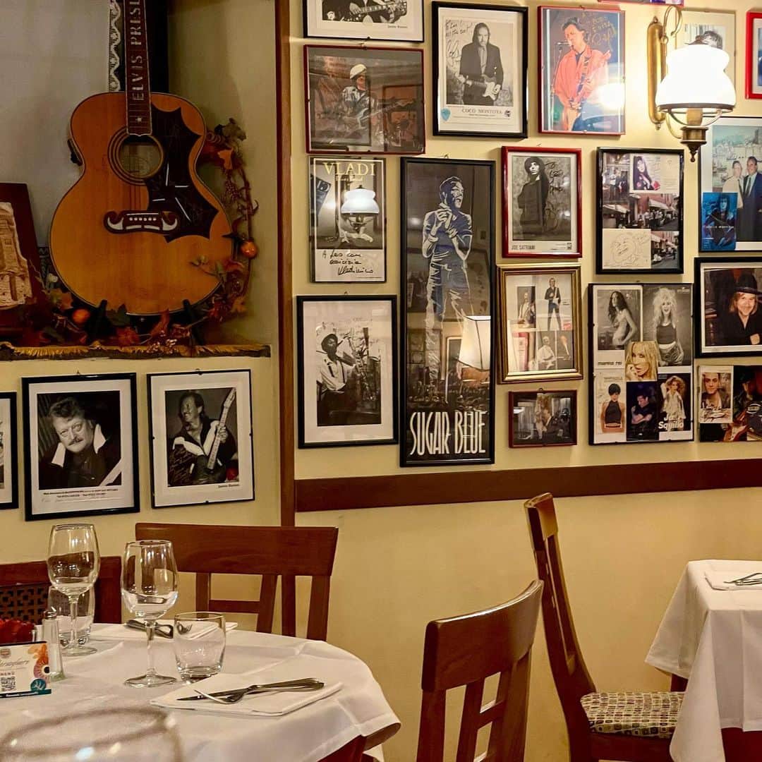 三浦瑠麗さんのインスタグラム写真 - (三浦瑠麗Instagram)「ヴェローナのTrattoria Al Bersagliere @bersaglierevr で晩ごはん。 気さくで親切なスタッフの方には、日本語が流暢な留学経験のある方も。 頼んだお料理は、BACCALÀ MANTECATO 、BURRATA CON POMODO CUORE DI BUE 、BIGOLI CON ANITRA、COSTOLETTE D'AGNELLOなど。 マスターに選んでいただいたアマローネのワインも美味しかった。 地下のセラーも見せていただきました。なんとジャパニーズ・ウイスキーも硝子棚に飾ってありました。 ヴェローナを訪れる方がいらっしゃったらぜひお立ち寄りを。 Enoteca Via dietro Pallone, 1 – 37121 – Verona」9月30日 14時41分 - lullymiura