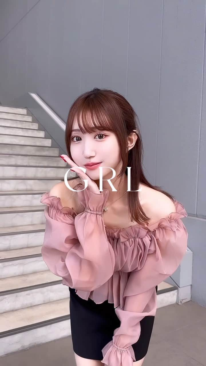 Ayanaのインスタグラム：「GRLの秋服購入品💕😮‍💨 ⁡ オーガンジーのフリルトップス💕 トレンドのショート丈でスタイルアップ🎀 肩を落とせばオフショルになるから ヘルシーな肌見せをしたい時におすすめ🫶🏻 ⁡ tops : tu771 skirt : at1753 ⁡ @grl_official  ⁡ ⁡ #プチプラ #プチプラコーデ #GRL #グレイル #grl購入品 #grlコーデ #グレイル購入品 #グレイルコーデ  #オフショル #オーガンジー #SNIDEL #ミニスカート」