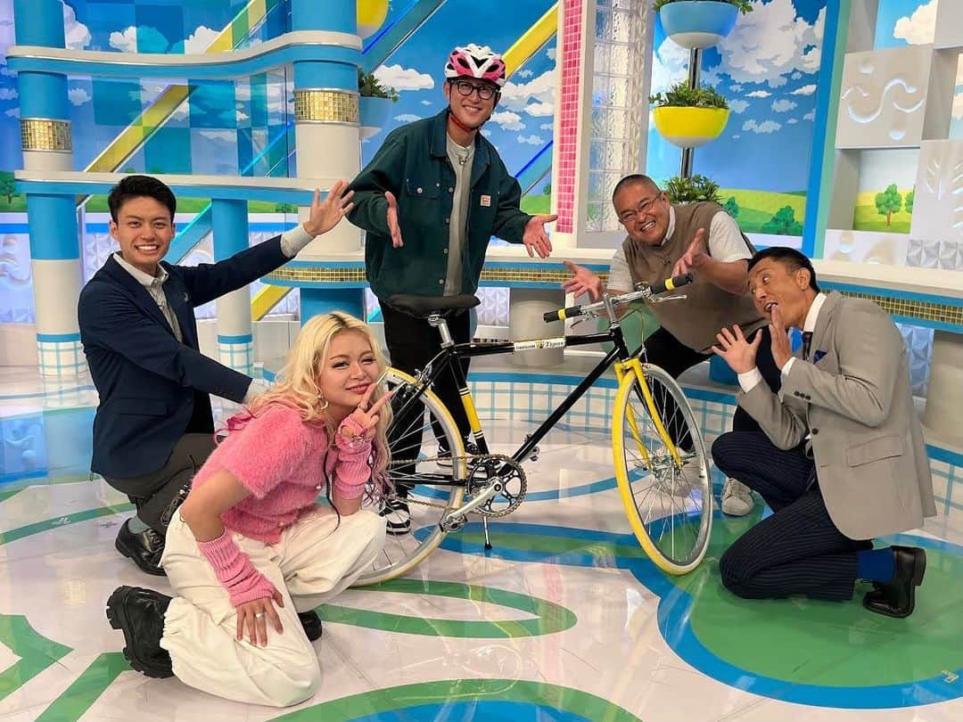 ABCテレビ「おはよう朝日です」さんのインスタグラム写真 - (ABCテレビ「おはよう朝日です」Instagram)「毎朝6:40頃にお届けしている 1文字にゅ～す 💬  きのうお届けした｢虎｣のにゅ～す🐯  #ARE で大盛り上がり❗️ #阪神タイガース 承認の自転車を紹介🚲  #タイガースカラー の自転車に テンションアゲ～✨  球団のロゴもあしらわれています‼️  今回はプレゼント企画も…🎁 ⭐️応募の受付は本日中～⭐️  #パームガレージ  #アメリカ村　 #TigersBike」9月30日 14時42分 - ohaasaofficial