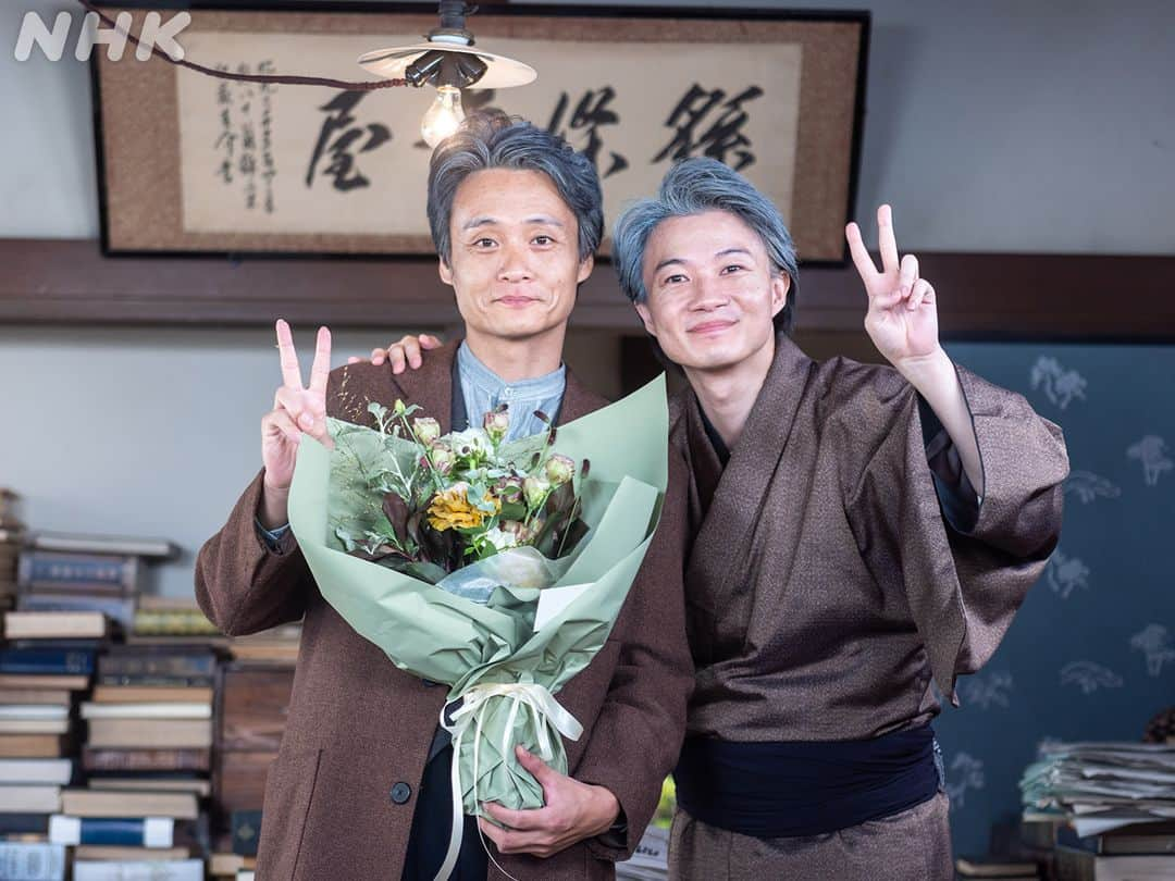 らんまんさんのインスタグラム写真 - (らんまんInstagram)「#らんまん観察日記📸  💐東京で出会ったみなさん  上京した万太郎を支えてくれたみなさん！ 時には対立したり、時にはいっしょに戦ったり…たくさん思い出がありますね。  #朝ドラらんまん #神木隆之介 #浜辺美波 #要潤 #田中哲司 #前原滉 #前原瑞樹 #亀田佳明 #宮﨑あおい #宮野真守 #中川大志 #ムロツヨシ  #いとうせいこう #渋谷謙人 #近藤公園 #奥田瑛二」10月1日 12時02分 - asadora_ak_nhk