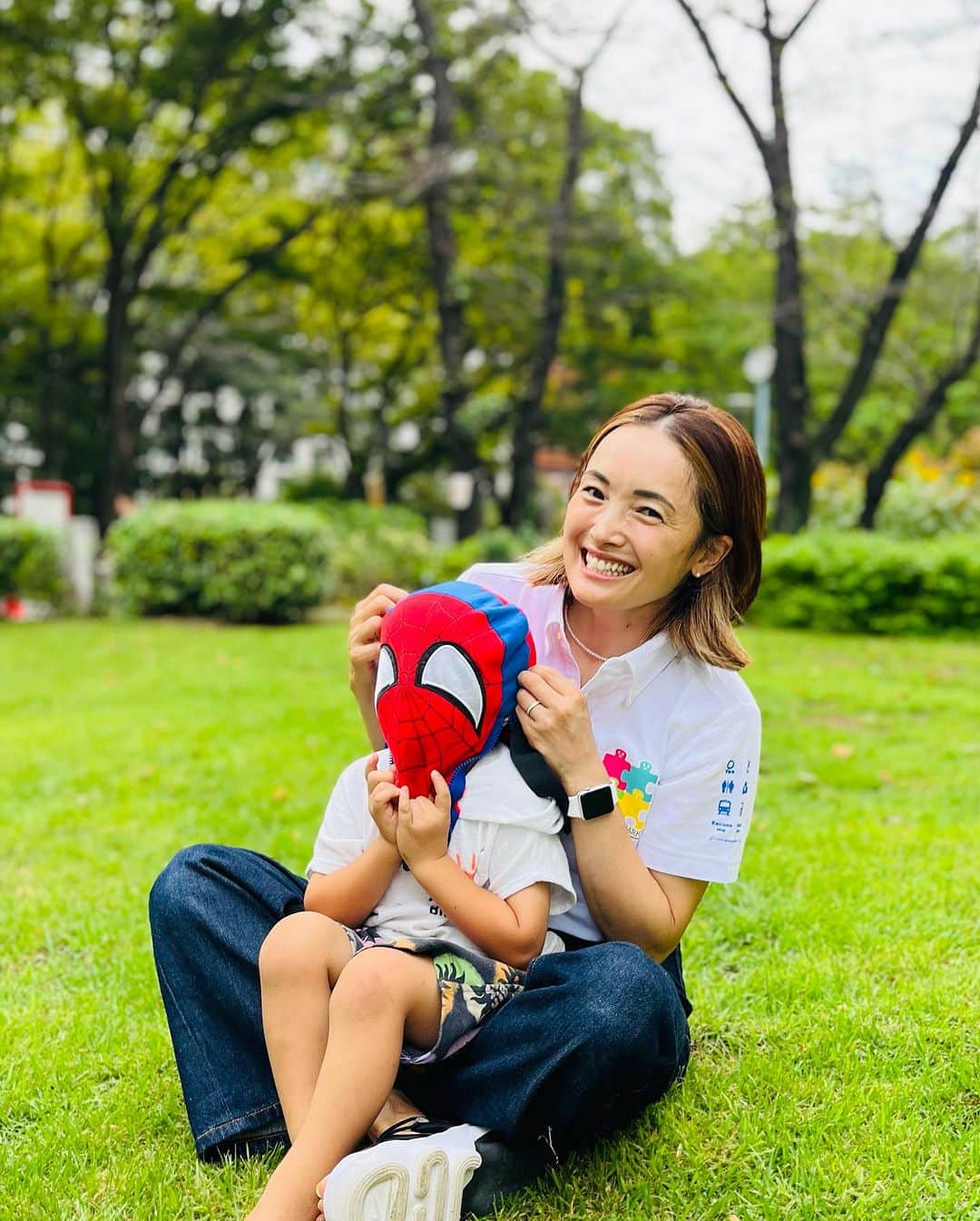 清澤恵美子さんのインスタグラム写真 - (清澤恵美子Instagram)「ダイバーシティイベントを開催している新宿中央公園は芝生もあって親子で楽しめる場所です😊☺️ お友達に撮ってもらったツーショットなのに息子スパイダーマン😅😅😅」9月30日 14時44分 - kiyosawaemiko