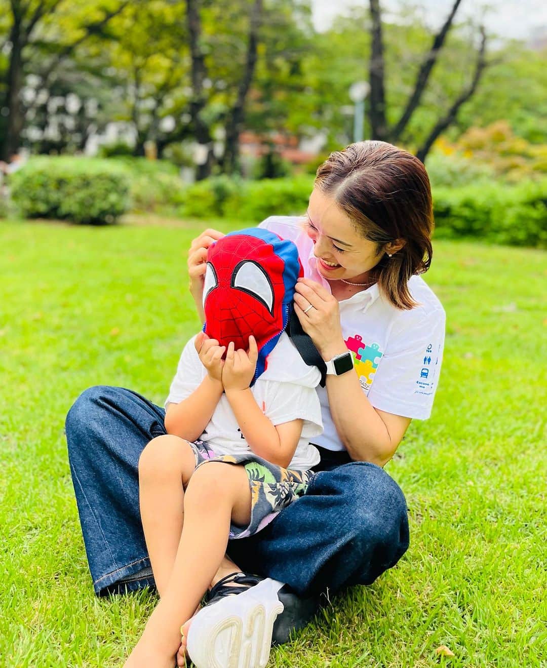 清澤恵美子のインスタグラム：「ダイバーシティイベントを開催している新宿中央公園は芝生もあって親子で楽しめる場所です😊☺️ お友達に撮ってもらったツーショットなのに息子スパイダーマン😅😅😅」