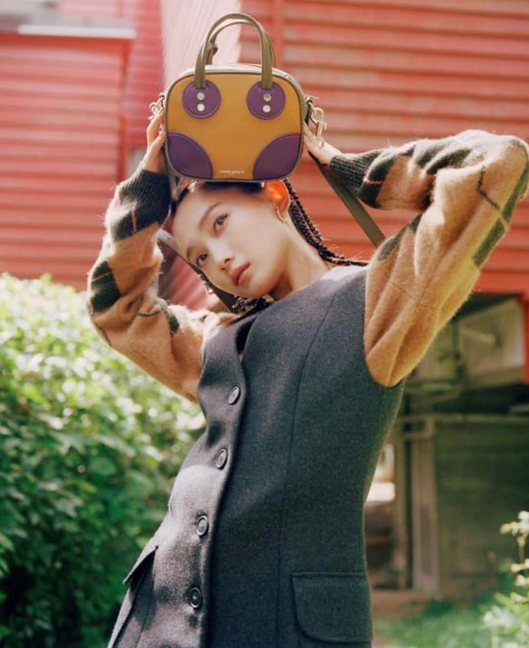 新野尾七奈さんのインスタグラム写真 - (新野尾七奈Instagram)「@ellegirl_jp × @maisonkitsune   "カップルで着こなす「メゾン キツネ」のモダンプレッピーな秋ルック" ELLEgirl記事にて公開されてます🦊  ユニセックスなアイテムも多く終始可愛かった〜👗😍❤️ ストーリーリンク貼ってます！ みてね〜！  Photo/HOUMI SAKATA Styling/AI SUGANUMA Hair/MIHO EMORI Makeup/TAMAYO YAMAMOTO　 with Model/ YUDAI SHIMAMURA  ありがとうございました❤️」9月30日 14時45分 - nanagirl7