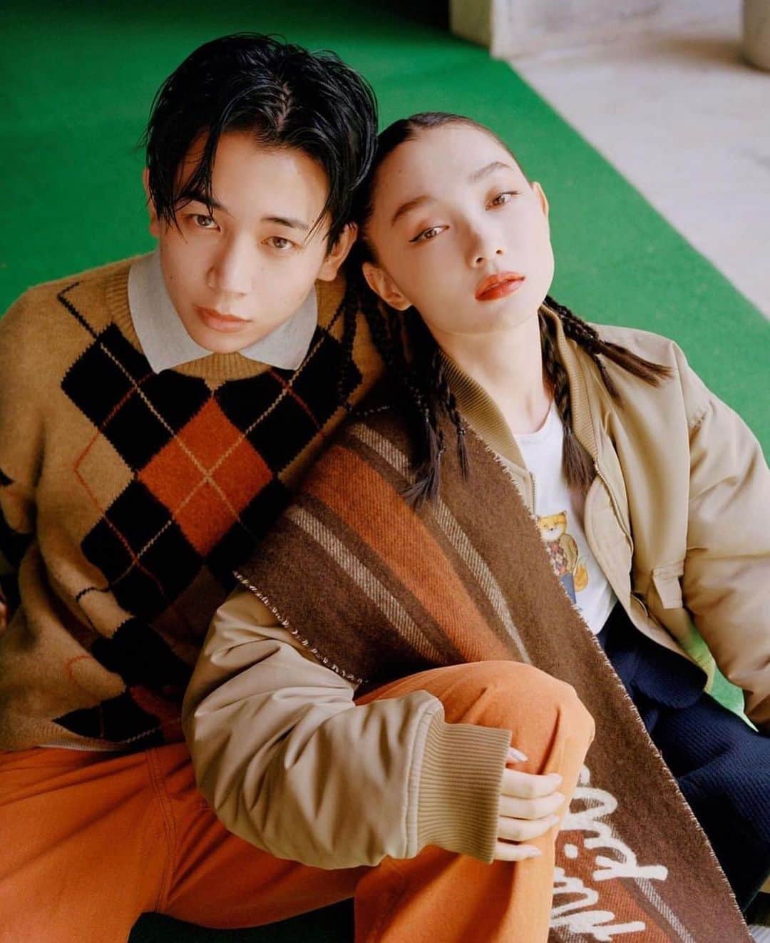 のインスタグラム：「@ellegirl_jp × @maisonkitsune   "カップルで着こなす「メゾン キツネ」のモダンプレッピーな秋ルック" ELLEgirl記事にて公開されてます🦊  ユニセックスなアイテムも多く終始可愛かった〜👗😍❤️ ストーリーリンク貼ってます！ みてね〜！  Photo/HOUMI SAKATA Styling/AI SUGANUMA Hair/MIHO EMORI Makeup/TAMAYO YAMAMOTO　 with Model/ YUDAI SHIMAMURA  ありがとうございました❤️」