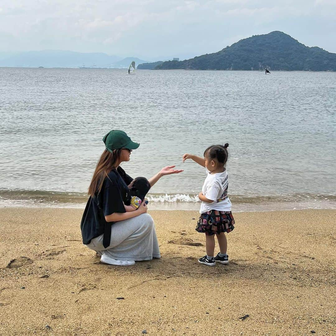 明空星のインスタグラム：「♡  家族時間🌊 海に入るのは苦手やけど海辺に行くのは好き」