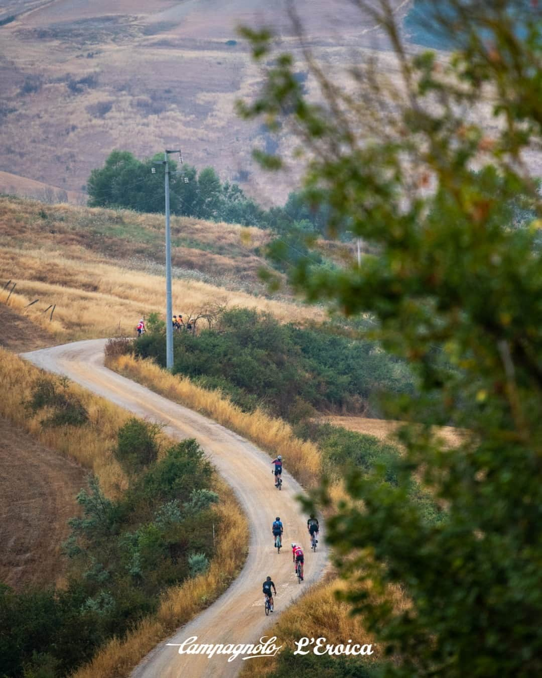 カンパニョーロのインスタグラム：「Today marks the beginning of L'Eroica.  An event that wants people to 'rediscover the beauty of fatigue and the thrill of conquest'.   We are proud to be a sponsor of such a incredible festival, made to celebrate the heritage and roots of the cycling world, whilst being surrounded by the beautiful Italian landscapes.  Come and visit us from 30th September - 1st October, as we seek to reawaken a taste for adventure, the unexpected and the journey.  #Campagnolo #LEroica @eroica.cc」