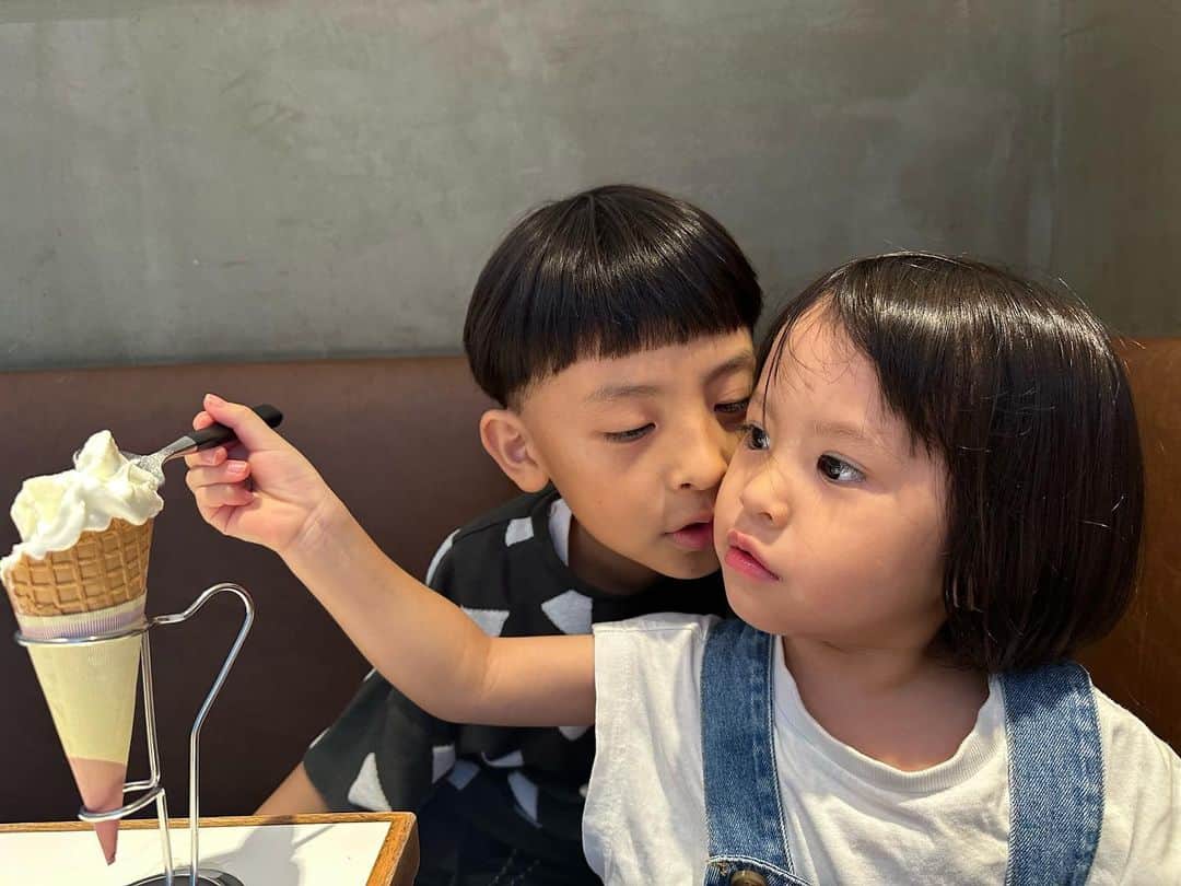 カジサック&ヨメサックのインスタグラム：「はるのアイスを狙うこじ🍨 もらえないこじ🍨 アイスを食べに行こうって言ってカフェに入ったのに何故かお肉を食べるこじ🍖 前菜セットを食べる母🍖  3人のおでかけ楽しかったー😆」