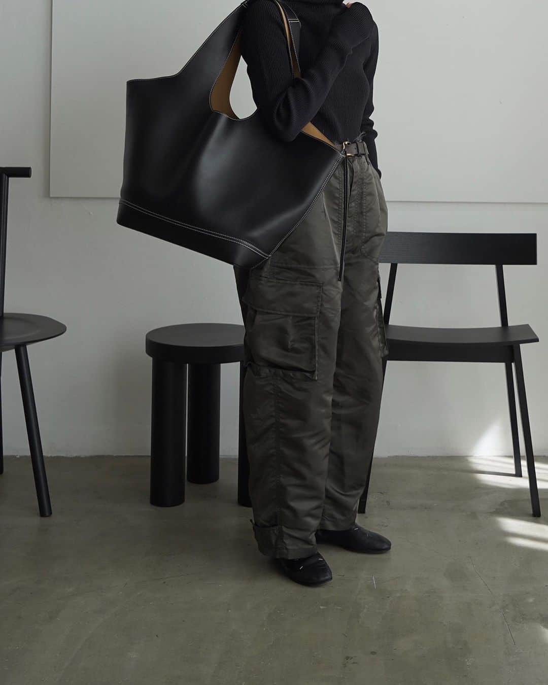 ETRÉ TOKYO ストアのインスタグラム：「@etretokyo  【Recommend items】 ㅤㅤㅤ ㅤㅤ #ETREベルテッドヘムカーゴパンツ LGREY/ BLACK / KHAKI S.M size ¥27,500(tax in)  ㅤㅤㅤ  ㅤㅤ本社スタッフ @sakiko_113 154cm  着用カラー：KHAKI 着用サイズ：S size  ㅤㅤㅤ  - - - - - - - - - - - - - - - - - - - - - - - - - - - -  商品詳細はTOPページURLよりチェック🔍 ›› @etretokyo_store  ㅤㅤㅤ スタッフコーディネートも毎日更新中【 #etretokyo_staff_ootd 】をフォロー🐿️  TOPページの"フォロー中"から 気になるスタッフのアカウントをフォロー🤝  ㅤㅤㅤ ㅤㅤ  - - - - - - - - - - - - - - - - - - - - - - - - - - - - ⁡  【INFORMATION】 ⁡ㅤㅤㅤ ⁡ ※ ルミネカード会員様限定で店舗通販のご利用が可能です。  ⁡ ※お電話がつながりにくい可能性がございます。 ⁡ ※また混雑時には入場制限及び 試着点数の制限を設けさせて頂きます。 予めご了承ください。 ⁡ ⁡ ご理解、ご協力を賜りますよう 心よりお願い申し上げます。   ㅤㅤㅤ 【LUMINE SHINJUKU STORE】 ETRÉ TOKYO ルミネ新宿2店 TEL：03-5989-0979  ー営業時間ー (平日、土日祝)11:00-21:00 ⁡  #etretokyo#etre#fashion#etretokyoshinjuku #etre#2023etre#etretokyo_staff_ootd#2023aw #大人ファッションコーデ #シンプルスタイル  #タートルネックニット #ハイネックニット #カーゴパンツコーデ #オトナカジュアルコーデ」