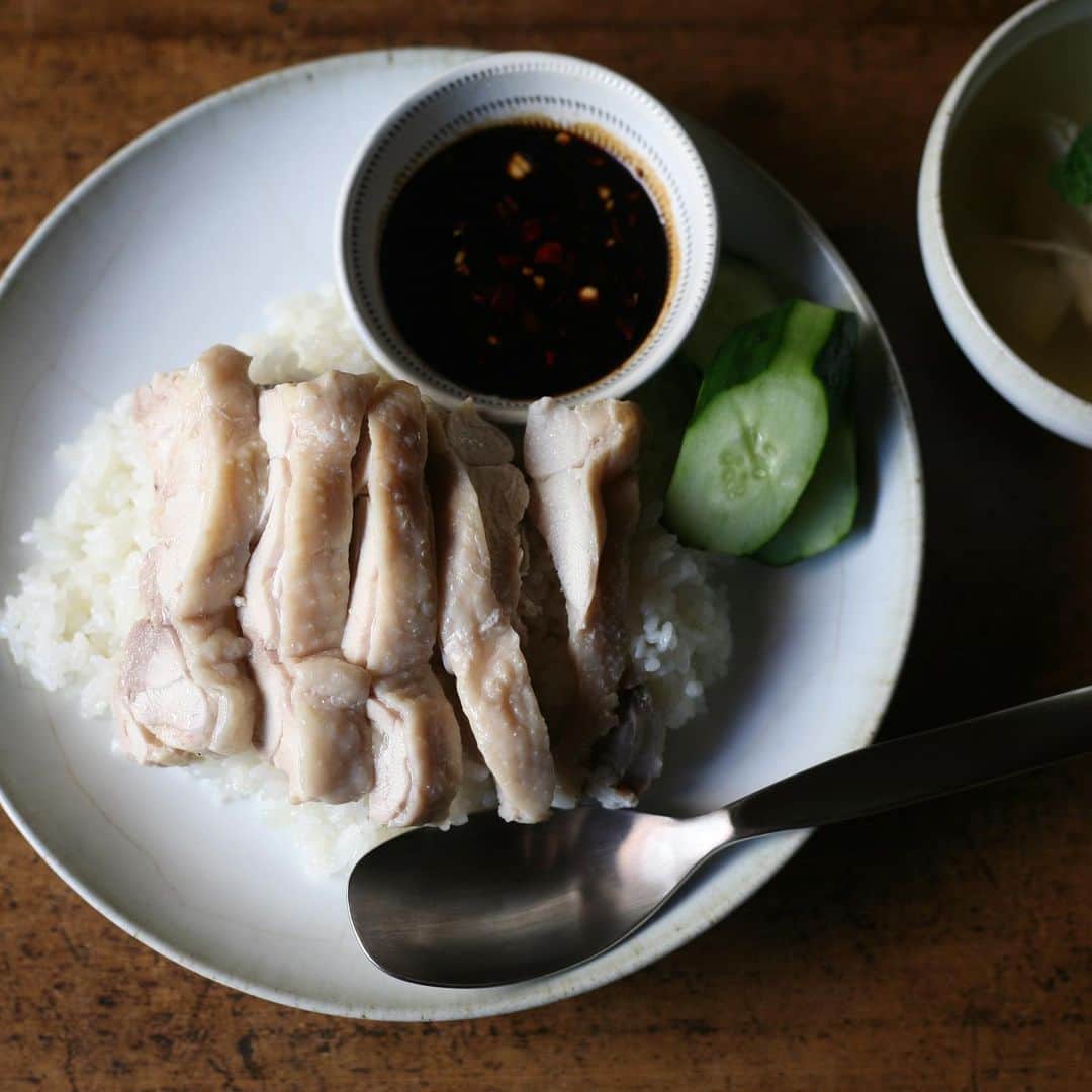職人.comさんのインスタグラム写真 - (職人.comInstagram)「【カオマンガイ】  カオマンガイとは、鶏肉の茹で汁で炊いたご飯の上に茹で鶏をのせたタイ料理のこと。タイの国民食の一つで、屋台や食堂、レストランなどさまざまな場所で食べることができます。  本場のタイでは、ご飯はタイ米、鶏肉には軍鶏肉が使われています。鶏肉のだしのうまみが染み込んだタイ米の上に柔らかい鶏肉がのせられ、パクチーや薄切りのキュウリも添えられており、そこに甘辛いタレをかけて食べます。  カオマンガイとよく似た料理に、海南鶏飯（ハイナンチーファン）というシンガポール料理があります。カオマンガイのルーツともいわれていて、この2つの料理は見た目も作り方も大きな差はないのですが、一番の違いは食べるときにつけるタレにあります。一般的に、カオマンガイにかけるのが味噌をベースとした甘辛いタレなのに対して、海南鶏飯は、醤油、唐辛子、おろし生姜の3種類のタレと一緒に食べます。  先日訪れたタイで食べたカオマンガイは、しっとりとジューシーな鶏肉にパンチの効いたタレが食欲をそそり、改めてカオマンガイの魅力を再発見しました。タレは酸味が効いているお店もあれば甘辛いお店もあり、ご飯の味もお店によって異なり食べ比べが楽しいのですが、自宅で作ると自分の好みの味に仕上げられるのが良いところです。  作り方は至ってシンプル、そして高タンパクでヘルシーなカオマンガイは、普段の食事にももってこいの料理。そこでタレを入れるのにぴったりなのが、小石原焼の豆小鉢です。トビカンナや刷毛目の装飾は異国の料理ともマッチします。青龍窯の平皿は、当店から依頼した形状にて約8カ月かけて特別に製作していただいたもので、まさにカオマンガイなどのワンプレート料理にぴったりのお皿。お家で作るときも、この平皿にカオマンガイを盛り付け、タレを豆小鉢に別添えにすることで、本場の空気感が蘇り、おいしさが上乗せされる気がするから不思議です。  実はタイを訪れる前にも、その手軽さ・おいしさ・栄養面などから、多いときは週一で我が家の食卓に並んでいたカオマンガイ。タイから帰ってきて、また作る頻度が増えそうです。いろんな作り方があるので、ぜひ皆様もレシピを調べてご自宅で作ってみてください。  小石原焼　豆小鉢 https://www.shokunin.com/jp/koishiwara/mame.html 青龍窯　平皿 https://www.shokunin.com/jp/seiryu/hirazara.html 青龍窯　小鉢 小 https://www.shokunin.com/jp/seiryu/kobachi.html ヨシタ手工業デザイン室　レンゲスプーン https://www.shokunin.com/jp/yoshita/cutlery.html  参考資料 https://food-mania.jp/khao-man-gai/ http://asiagohanz.com/2017/06/07/column-chickenrice/ https://www.thailandtravel.or.jp/ouchi-de-thai12/ （参考レシピ）  @shokunincom  #職人ドットコム #カオマンガイ #タイ料理 #カオマンガイレシピ #小石原焼 #青龍窯 #平清水焼 #平清水焼き #平清水焼のある暮らし #平清水焼青龍窯 #平清水焼の器 #ヨシタ手工業デザイン室 #ヨシタ手工業デザイン室レンゲスプーン #タイご飯 #タイごはん #タイ旅行 #タイ🇹🇭 #タイ🇹🇭料理 #タイ🇹🇭thailand #タイ🇹🇭バンコク #タイ🇹🇭旅行✈️ #タイ料理大好き #タイ料理レシピ #タイ料理好きな人と繋がりたい #タイ料理研究所 #タイ料理好き #タイ料理好きと繋がりたい #タイ料理食べたい #タイ料理が好きすぎる #タイ料理だいすき」9月30日 14時59分 - shokunincom