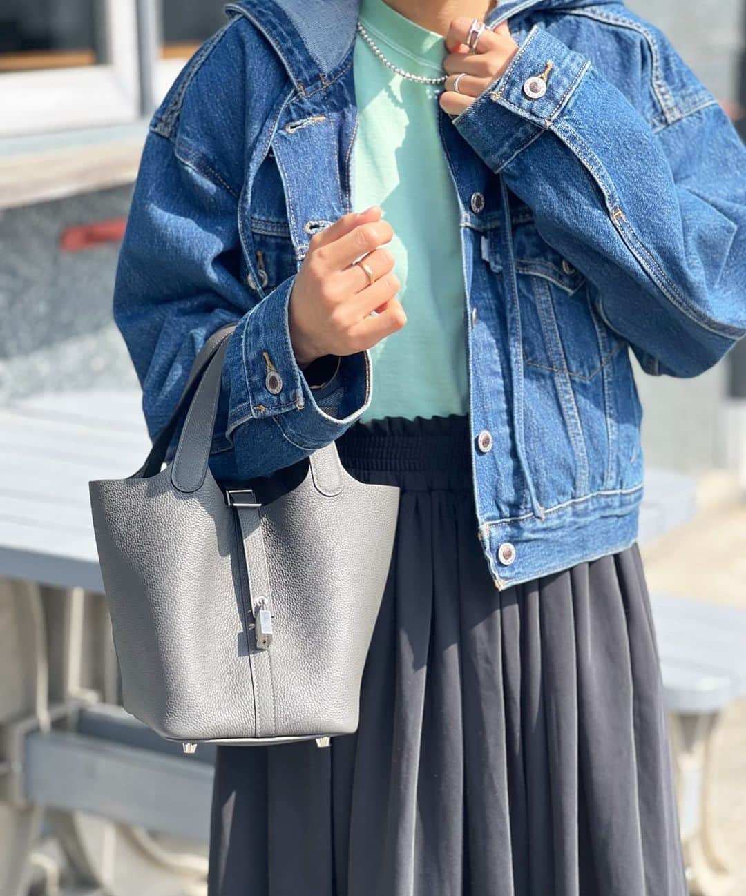 yyurielのインスタグラム：「. いつかのcoordinate🍂  ジャケット @levis_japan  スカート @grl_official」