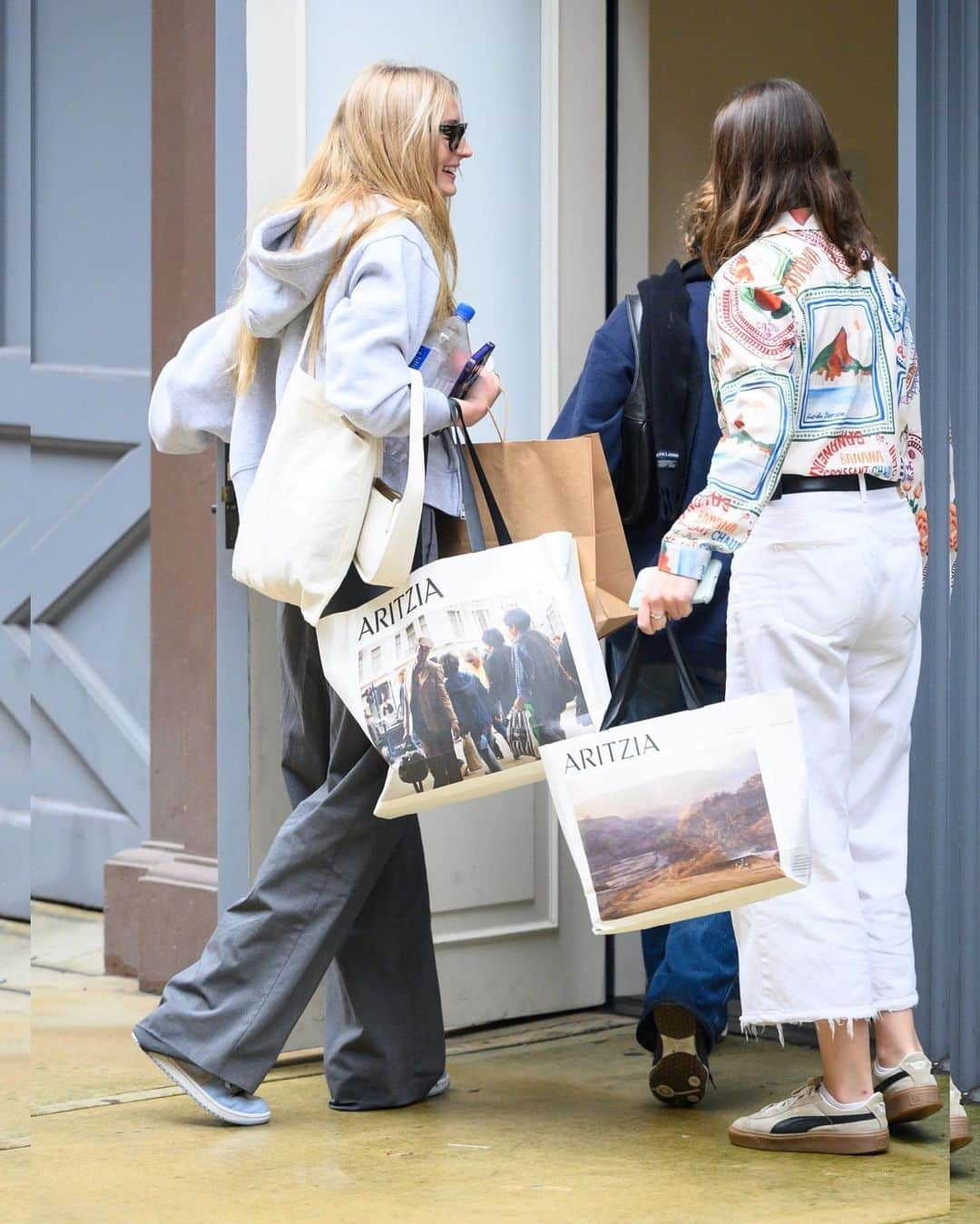 Just Jaredさんのインスタグラム写真 - (Just JaredInstagram)「Sophie Turner heads back home after a stress-free shopping trip with her friends, Olivia DeJonge and Ellie Johnson, in NYC #SophieTurner #OliviaDeJonge #EllieJohnson Photos: Backgrid」9月30日 15時04分 - justjared