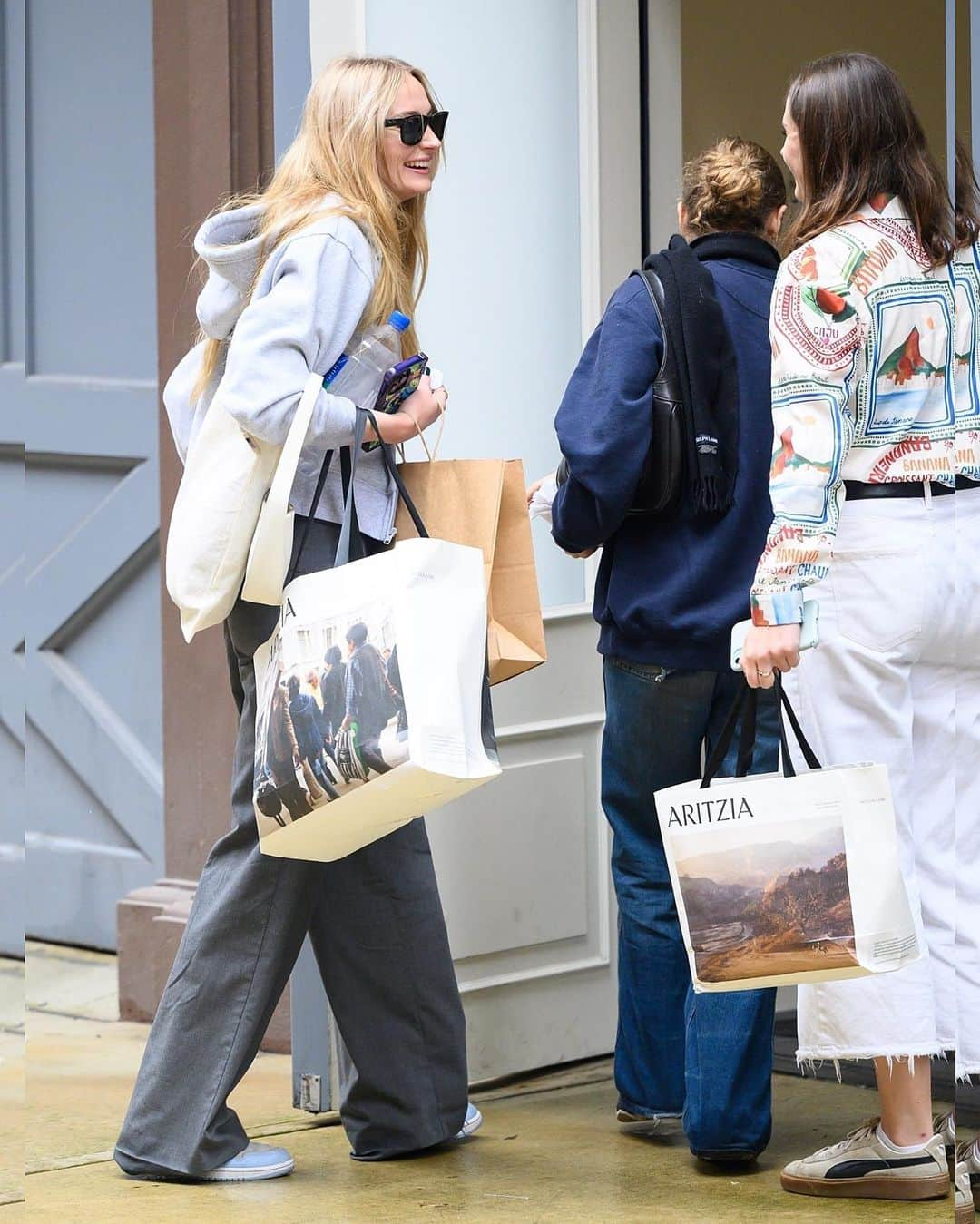 Just Jaredさんのインスタグラム写真 - (Just JaredInstagram)「Sophie Turner heads back home after a stress-free shopping trip with her friends, Olivia DeJonge and Ellie Johnson, in NYC #SophieTurner #OliviaDeJonge #EllieJohnson Photos: Backgrid」9月30日 15時04分 - justjared