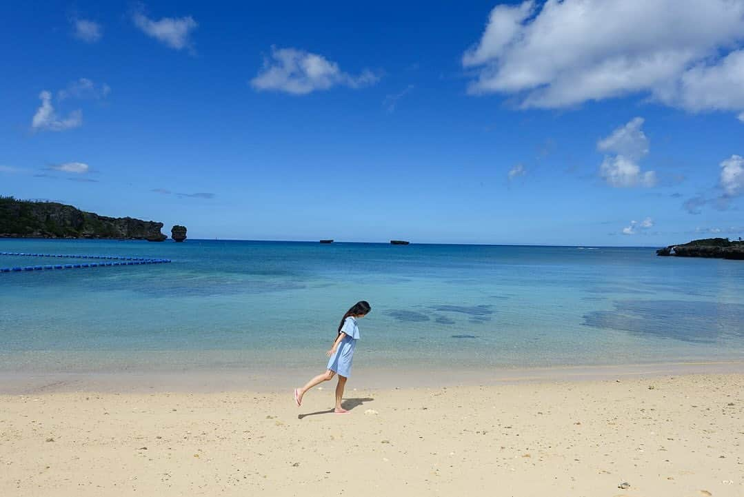 NOHANAのインスタグラム：「・ 沖縄振り返り🌺 2023.09.15  この日は一日中ほんとにいい天気だった🥺☀️ 朝からセブンイレブン様でエミーナちゃんグッズを 無事にGet🩷  沖縄に来たら必ずどこかのビーチに行きたくて、 車走らせてたら見つけた恩納村のナビービーチ🏖 めちゃキレイだった😍🩵 ・ #沖縄 #沖縄旅行 #沖縄観光 #恩納村 #ナビービーチ  #beach #sea #夏 #okinawa #okinawatrip #okinawa_love #selfie #instagood」