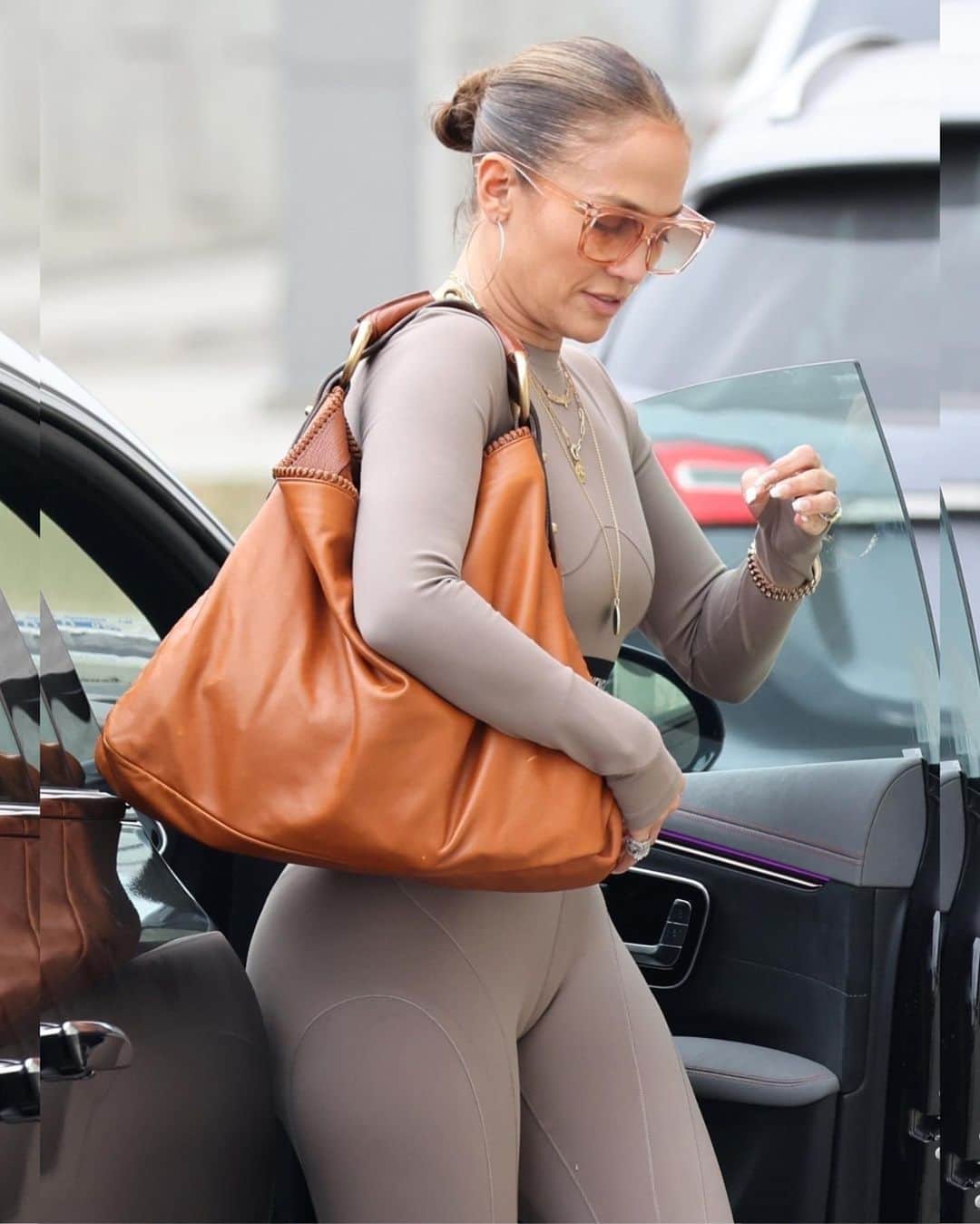 Just Jaredさんのインスタグラム写真 - (Just JaredInstagram)「Jennifer Lopez rocks a chic Giving Movement set while heading to a yoga class in LA #JenniferLopez Photos: Backgrid」9月30日 15時07分 - justjared