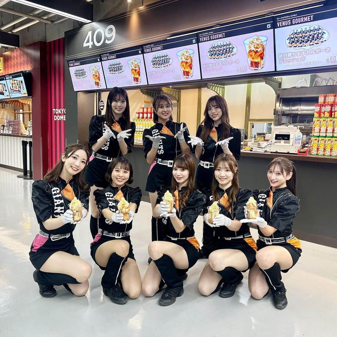 のインスタグラム：「◤Information◢  今シーズンの公式戦も残りわずか、、、 ということは、ヴィーナスプロデュースグルメを食べられる日も残りわずかです🥹 まだ食べられていない！！という方は、ぜひお召し上がりください🤍  今シーズン最後の販売会は10/1(日)を予定しています☝️ ぜひ遊びに来てください😊  #デザート #グルメ  #ジャイアンツ #giants #東京ドーム  #野球 #baseball #東京 #tokyo #ヴィーナス #チアダンス  #巨人 #venus #2023venus #チア #ダンス #奪回」