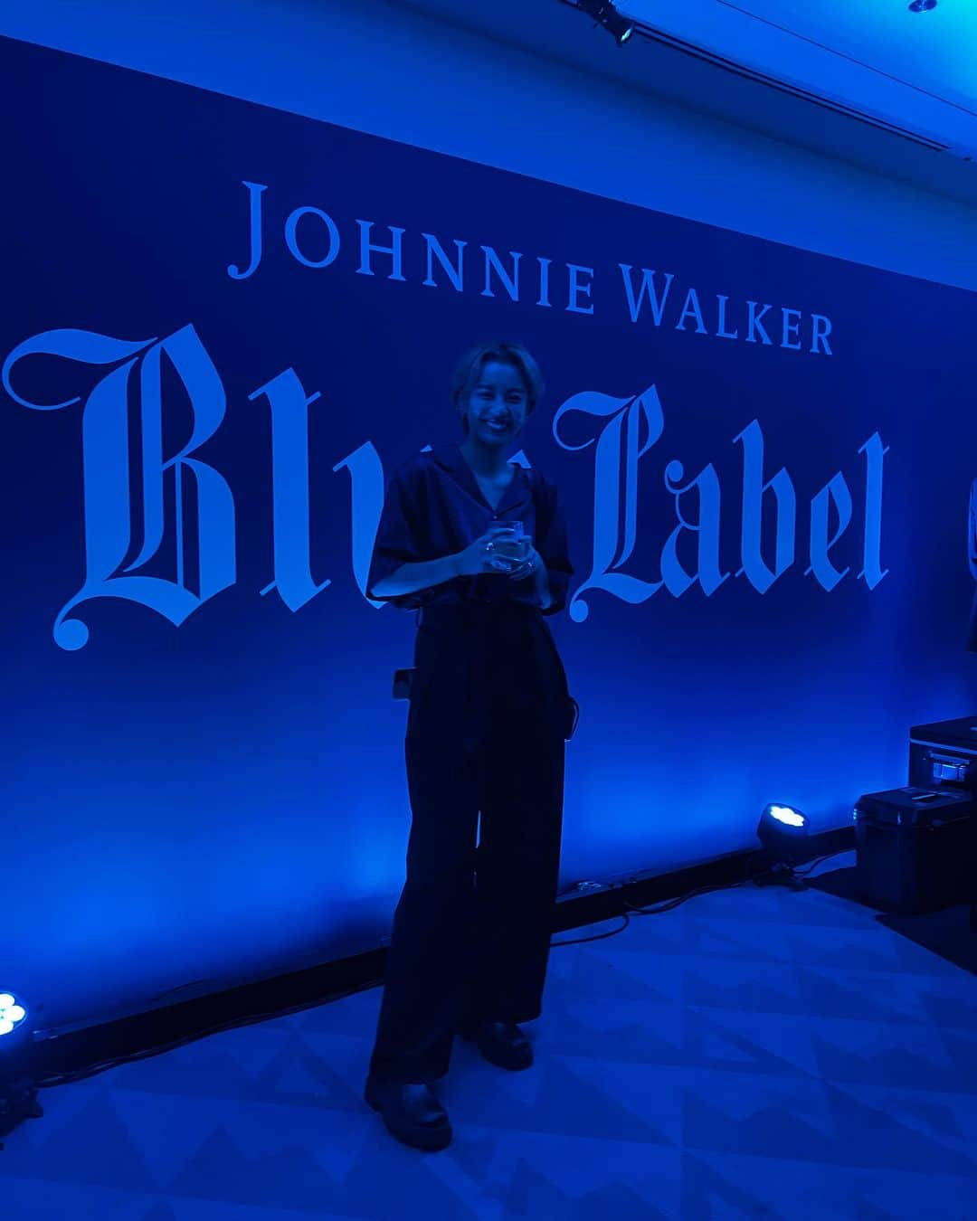 平アスカさんのインスタグラム写真 - (平アスカInstagram)「あやと #ジョニーウォーカーブルーラベル のイベントへ🥃🩵 @johnniewalkerjapan  だいすきなウィスキー片手に音とアートを楽しみましたっ あや @aaaya109 一瞬弾丸東京ありがと❤️ #johnniewalker」9月30日 15時12分 - asucataira