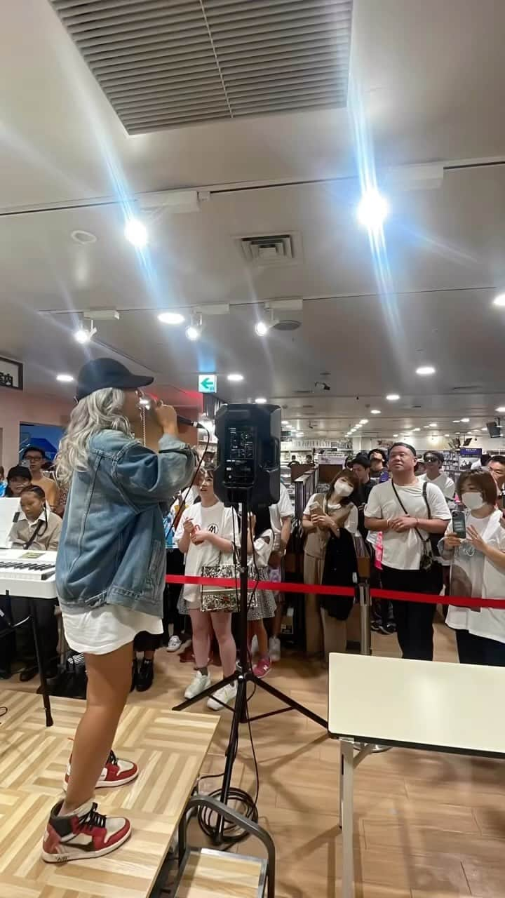 MINMIのインスタグラム：「essenceリリース記念インストアイベント  in TOWER RECORD渋谷店 来てくれた方ありがとう‼️ wataridoriが改めて気になった人もいるんじゃない？w これからもessence楽しんでね！いつもそばにいるよ❤️ 歌った曲は　 #wataridori #essence #findme  #shikinouta #motherearth #タイムカプセル」