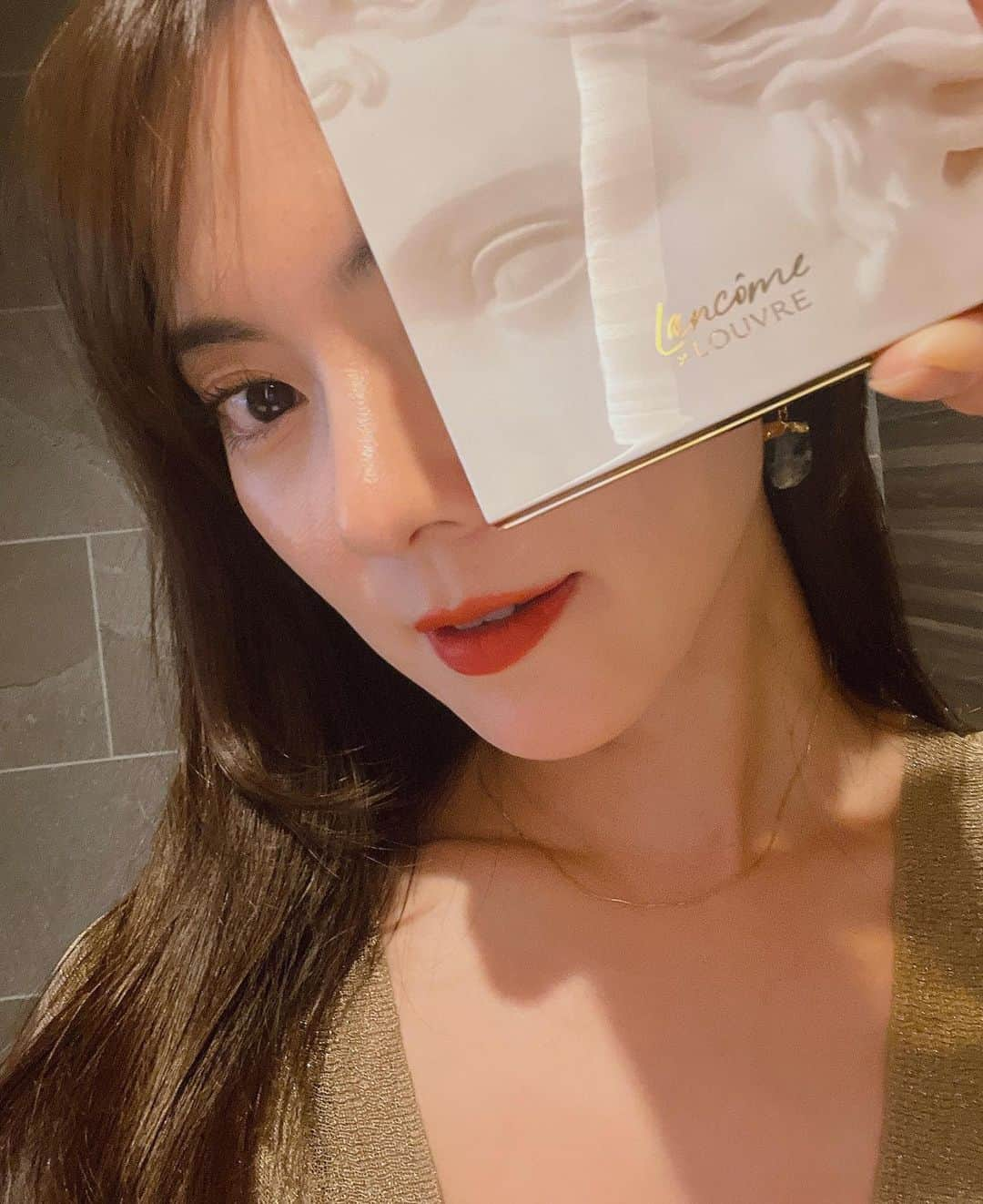 安座間美優さんのインスタグラム写真 - (安座間美優Instagram)「LANCÔME×LOUVRE 　  ランコムとルーヴルのコラボレーション 「ルーヴル コレクシオン」が 10月13日(金)に発売されます！ 　  ルーヴルのリシュリュー翼に着想を得た 4色のアイシャドウとハイライト1色が入った 「リシュリュー ウィング パレット」  そして美術館のアート作品とともに選ばれた 4人のミューズをインスピレーション源とする 「ラプソリュ ルージュ ドラママット」 　  どれもルーヴルらしいパッケージと綺麗な彫刻が施されていて、使うのがもったいないくらい…本当に美しい💖  　  実際にこちらを使ってメイクをしてみました！  使用した色はこちら↓ 　  ▫️アイシャドウ  上瞼全体 [下段中央]クール マルリー マーブル (マーブルホワイト)  二重幅 [下段左] クール キャレ コッパー ライト (コッパーブラウン)  目尻 [上段右] クール ピュジェ ペリドット (ディープグリーン)  下瞼 [下段右] ロイヤル パレス ピンク(ローズピンク)  　 ▫️リップ  105(限定色) セレスティアル ローズ   　  　 アイシャドウは、光沢感のあるラメで上品な目元に。  リップは、マットだけどクリーミーな質感。 そして落ちづらく、食事をしても綺麗に残っていました💄 　  いつも愛用している美容液 「ジェニフィック アドバンスト N」も、 女神ヒュギエイアを象った限定パッケージになっているので、そちらもチェックしてみてください。  　  @lancomeofficial @MuseeLouvre  #ランコム#ルーヴルコレクシオン #LancomexLouvre#lancomemakeup#pr」9月30日 15時19分 - mew_azama