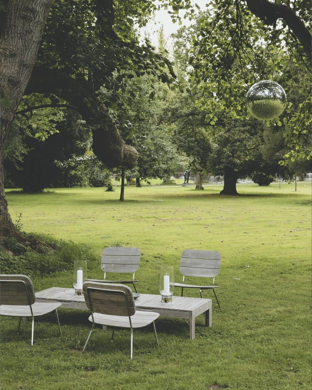 フリッツハンセンさんのインスタグラム写真 - (フリッツハンセンInstagram)「At the wedding of photographer Marco van Rijt and Sune Palner this summer, the stylish and intimate setting captured the magic of their love story. The event took place surrounded by loves ones in a beautiful Baroque estate on the Danish island of Funen.⁠ ⁠ All guests wore black and sat in black Series 7™ chairs while the happy couple stood out in light blue and cream colours.⁠ ⁠ Around the beautiful gardens, Skagerak loungers, chairs and tables welcomed guests to relax and socialise under open skies. ⁠ ⁠ Photography by Paw Gissel, Mikkel Gregers Jensen, Tue Blichfeldt and Julius Vaernes Iversen.⁠」9月30日 15時15分 - fritzhansen