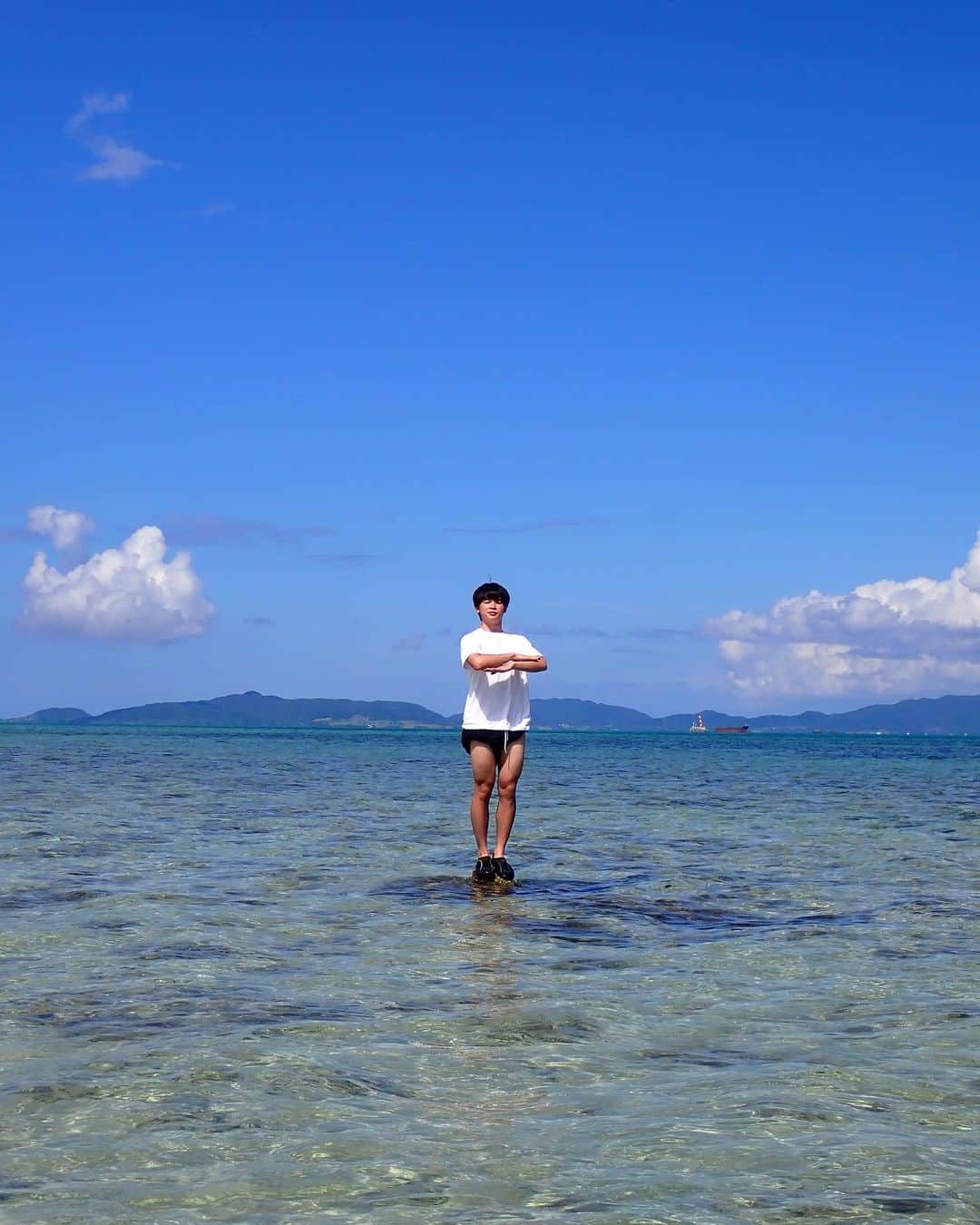 すしらーめん《りく》のインスタグラム：「どうも仙人です。時速900kmで撮影しています。4枚目は気を溜めています。 10周年Tシャツを作りました！プロフのショップから見れます👕 #海 #tシャツ #写真」
