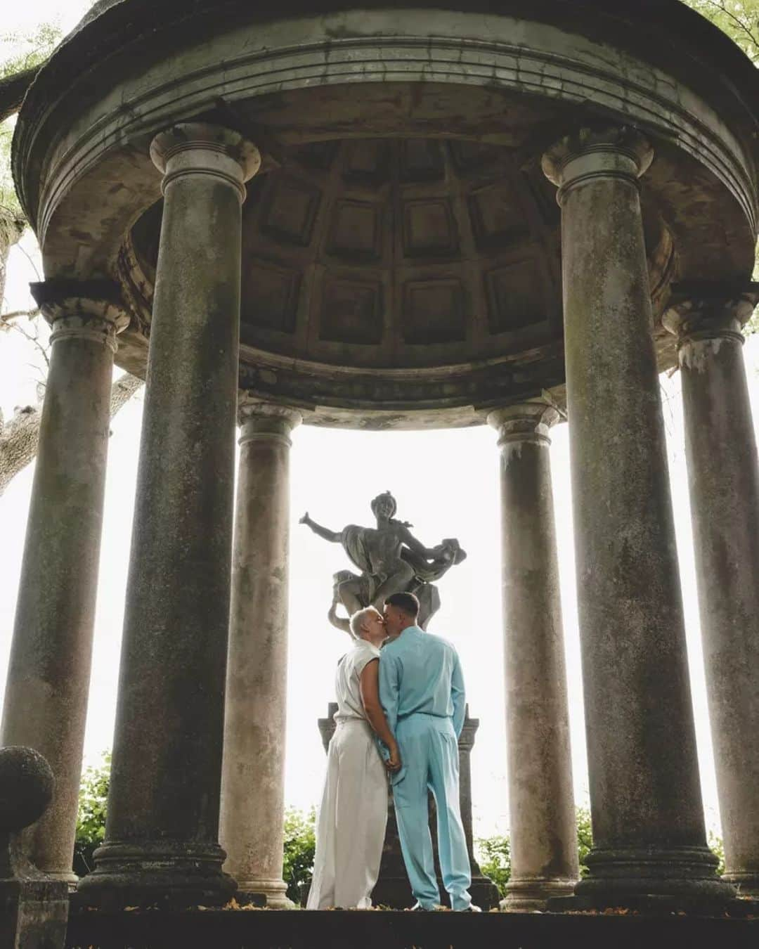 フリッツハンセンさんのインスタグラム写真 - (フリッツハンセンInstagram)「At the wedding of photographer Marco van Rijt and Sune Palner this summer, the stylish and intimate setting captured the magic of their love story. The event took place surrounded by loves ones in a beautiful Baroque estate on the Danish island of Funen.⁠ ⁠ All guests wore black and sat in black Series 7™ chairs while the happy couple stood out in light blue and cream colours.⁠ ⁠ Around the beautiful gardens, Skagerak loungers, chairs and tables welcomed guests to relax and socialise under open skies. ⁠ ⁠ Photography by Paw Gissel, Mikkel Gregers Jensen, Tue Blichfeldt and Julius Vaernes Iversen.⁠」9月30日 15時15分 - fritzhansen