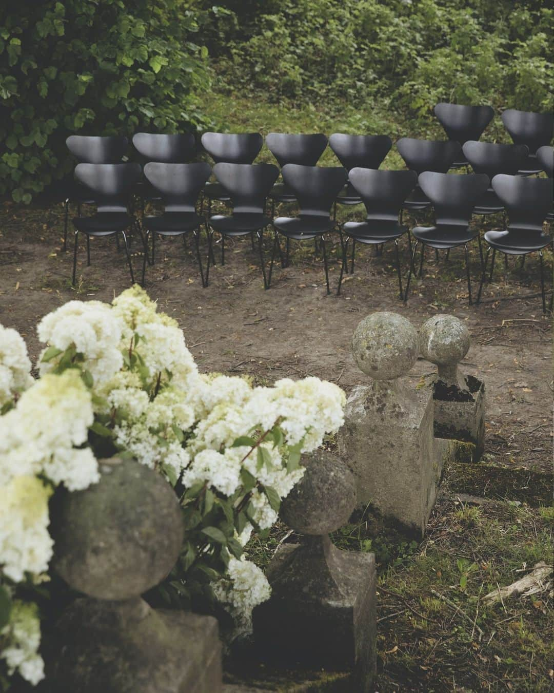 フリッツハンセンさんのインスタグラム写真 - (フリッツハンセンInstagram)「At the wedding of photographer Marco van Rijt and Sune Palner this summer, the stylish and intimate setting captured the magic of their love story. The event took place surrounded by loves ones in a beautiful Baroque estate on the Danish island of Funen.⁠ ⁠ All guests wore black and sat in black Series 7™ chairs while the happy couple stood out in light blue and cream colours.⁠ ⁠ Around the beautiful gardens, Skagerak loungers, chairs and tables welcomed guests to relax and socialise under open skies. ⁠ ⁠ Photography by Paw Gissel, Mikkel Gregers Jensen, Tue Blichfeldt and Julius Vaernes Iversen.⁠」9月30日 15時15分 - fritzhansen