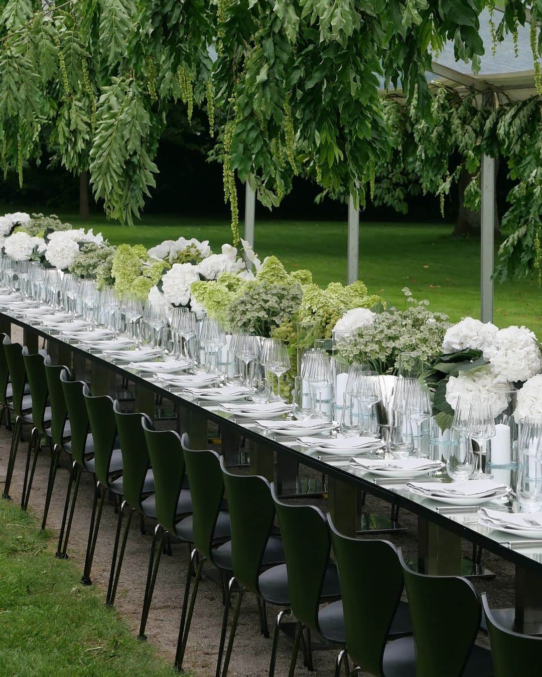 のインスタグラム：「At the wedding of photographer Marco van Rijt and Sune Palner this summer, the stylish and intimate setting captured the magic of their love story. The event took place surrounded by loves ones in a beautiful Baroque estate on the Danish island of Funen.⁠ ⁠ All guests wore black and sat in black Series 7™ chairs while the happy couple stood out in light blue and cream colours.⁠ ⁠ Around the beautiful gardens, Skagerak loungers, chairs and tables welcomed guests to relax and socialise under open skies. ⁠ ⁠ Photography by Paw Gissel, Mikkel Gregers Jensen, Tue Blichfeldt and Julius Vaernes Iversen.⁠」