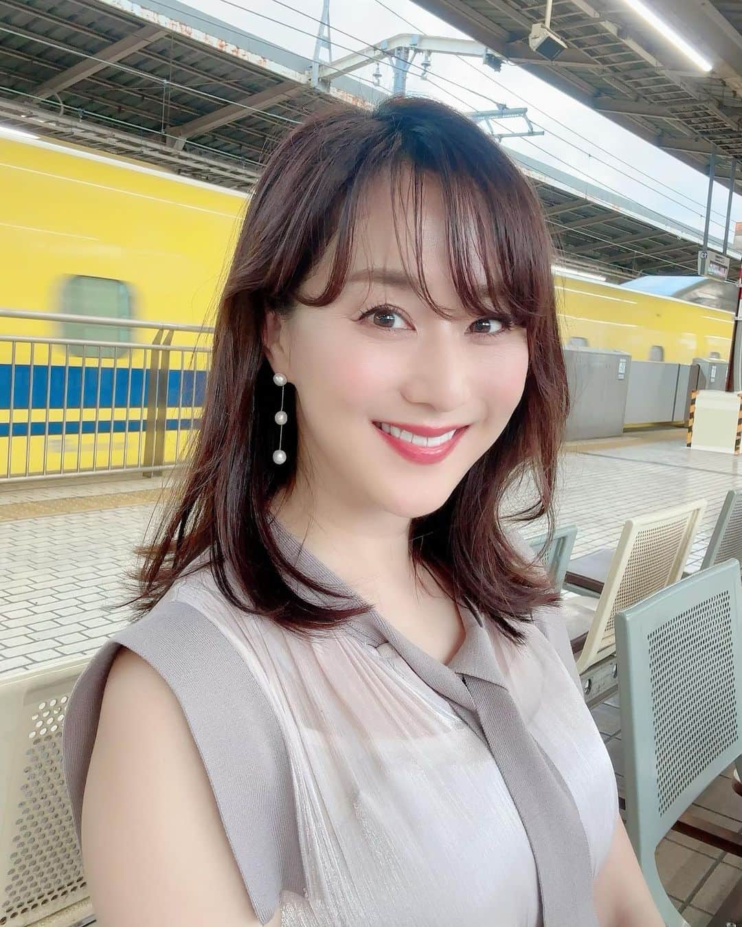 村上麻衣のインスタグラム：「いつもの新幹線。 今回は珍しい、ドクターイエローです！  ドクターイエローはいわゆる「新幹線のお医者さん」  その珍しさから「見ることで幸せが訪れる」との都市伝説もあるの💛  わたし、幸せになれるかな😍 これをみた皆様もきっと幸せになれる〜✨  . .  この写真を撮っていたらホームで 「あのー、村上さんですか？」 と話しかけられ、 「はい。どちら様でしたっけ？（やばいわからない😵‍💫）」 と焦ったら フォロワーさんでした。  目的地が同じで、すこしご一緒しました。笑 こんな偶然あるんですね。  新幹線で自撮りしてる女がいたら、それは私かと思います😂  #新幹線#ドクターイエロー #smile#shinkansen #自撮り #自撮り女子」