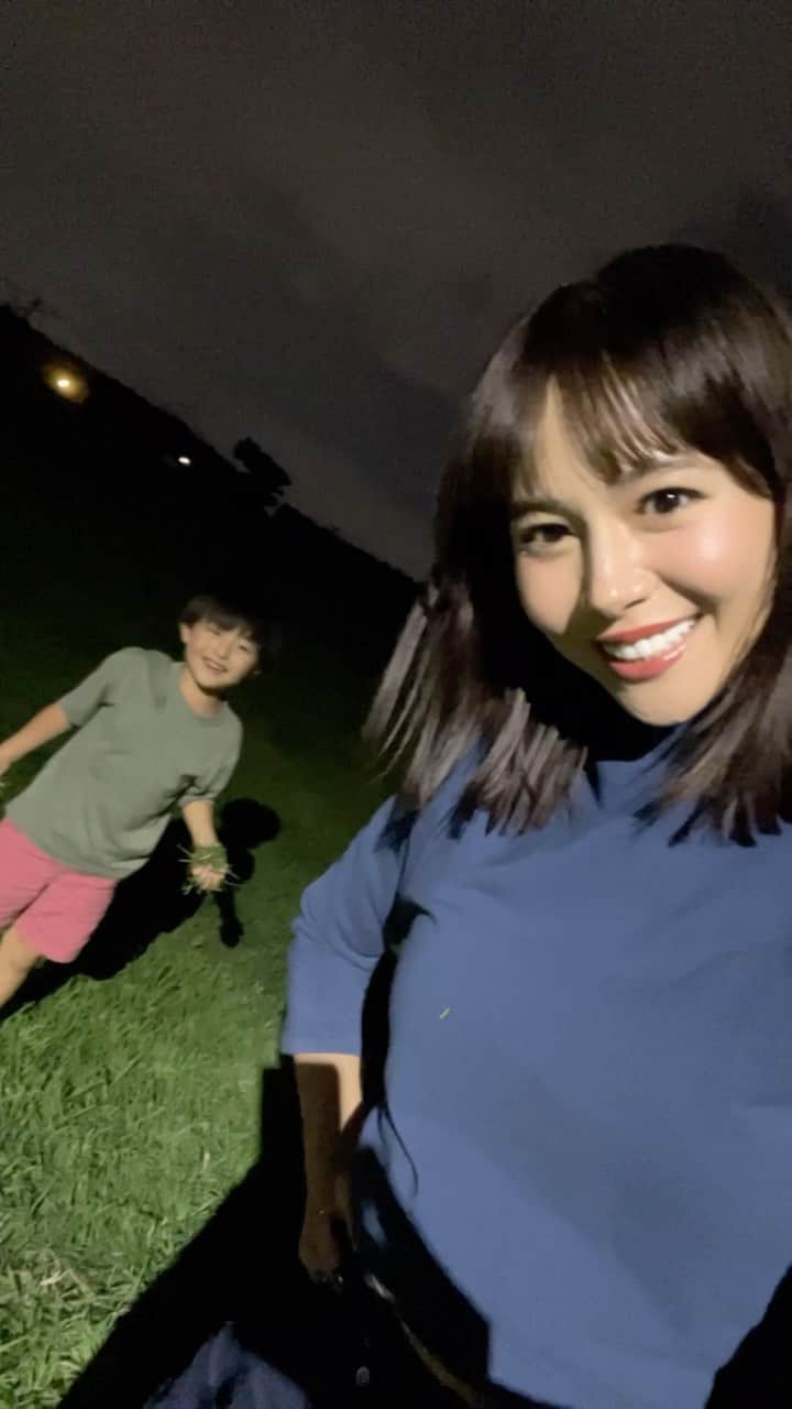 日下部ゆいこのインスタグラム：「. . お月見という名の夜遊び。 . . 動画だけで伝わる 息子たちのパワフルさ。 . 母はいつももみくちゃです。 . . #お月見#男の子＃男の子ママ#男の子兄弟#5歳#2歳」